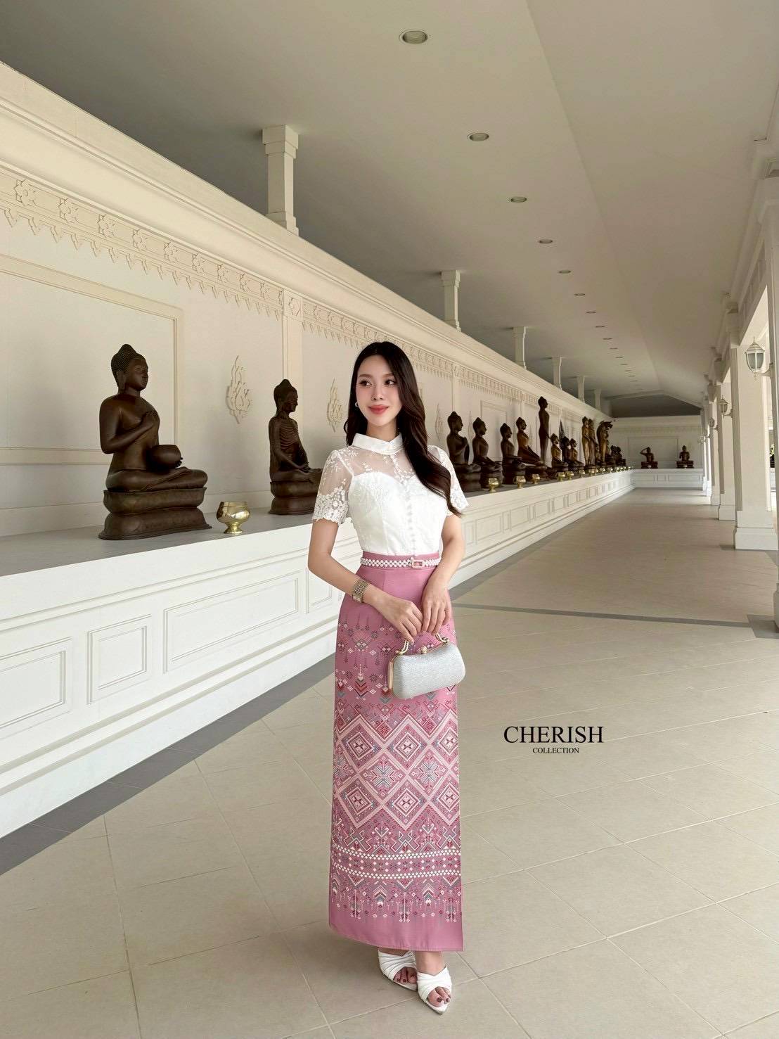 เซ็ทชุดไทย ชุดงานบุญ 3 ชิ้น เสื้อลูกไม้แต่งกระดุมมีซับในอย่างดี ใส่คู่ผ้าถุงสำเร็จเนื้อผ้าใส่สบาย จัดเข็มขัดมุกมาให้ครบเซ็ท สาวๆสายบุญ หรือจะใส่เป็นธีมชุดเพื่อนเจ้าสาวก็เหมาะ ใส่ได้ทุกเทศกาล