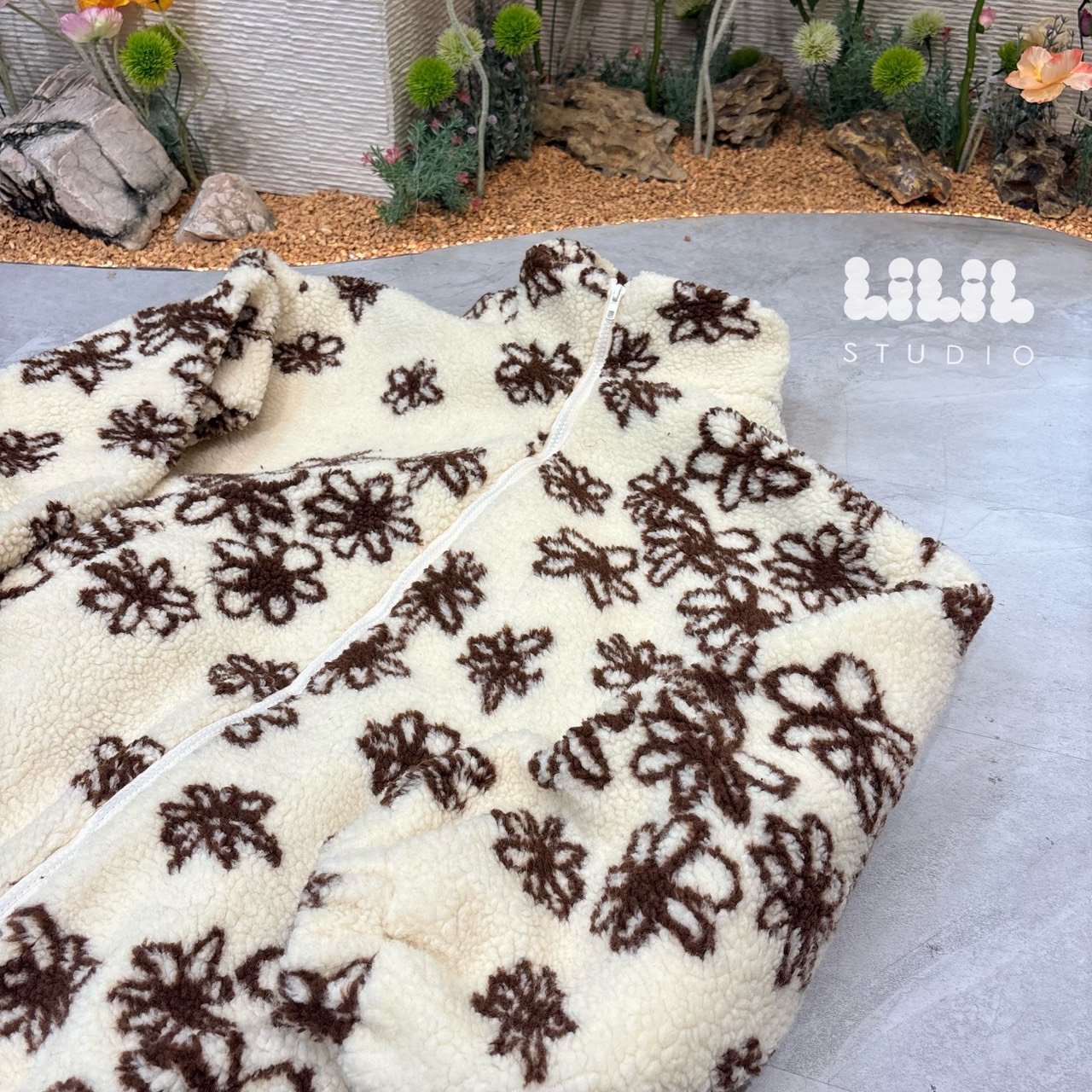 เสื้อกันหนาว งานเสื้อขนแกะลายดอกไม้ ลายโซคิ้วท์ ตัวเสื้อน้ำหนักเบา ความยาวคลุมสะโพก กระเป๋าข้างซิปหน้ารูดสุดถึงคอ เข้าใจนักเดินทางสุด