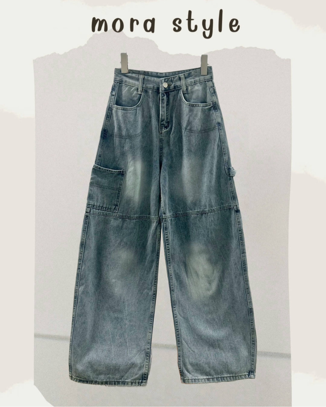 กางเกงยีนส์เอวสูงขากระบอก ทรงหลวม แต่งดีเทลและกระเป๋าข้าง สกรีนลายด้านหลังสีขาว เท่มาก ใส่แมทได้หลายแบบ มีติดตู้ได้ใส่แน่นอนค่าา