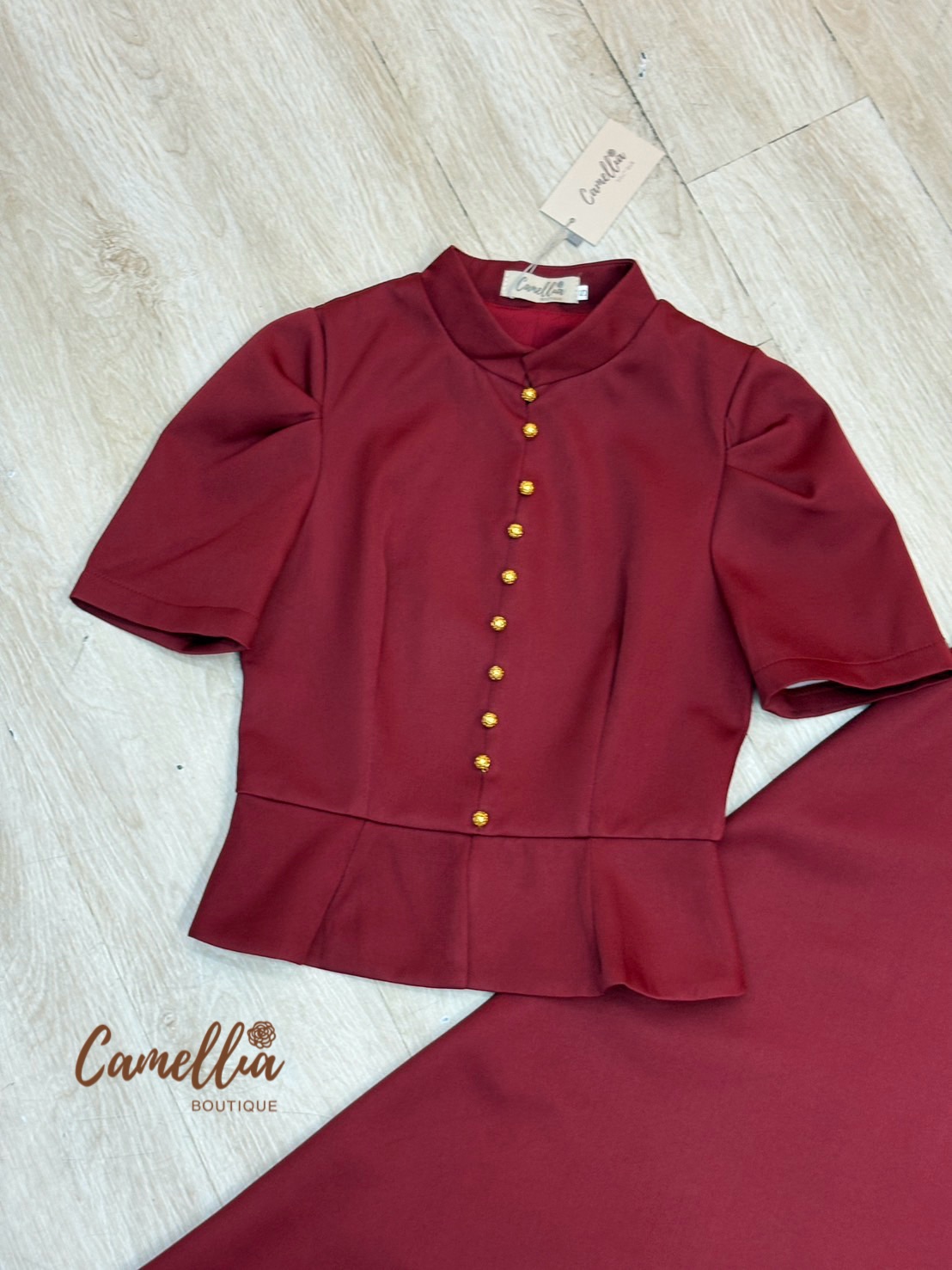 ชุดSetเสื้อคอปีนแต่งกระดุมสีทองด้านหน้า เสื้อมีซิปด้านหลัง สวมใส่ง่าย + กระโปรงทรงปล่อยเอวสูง ชุดนี้ใส่ต้อนรับปีใหม่ได้เลยคะ