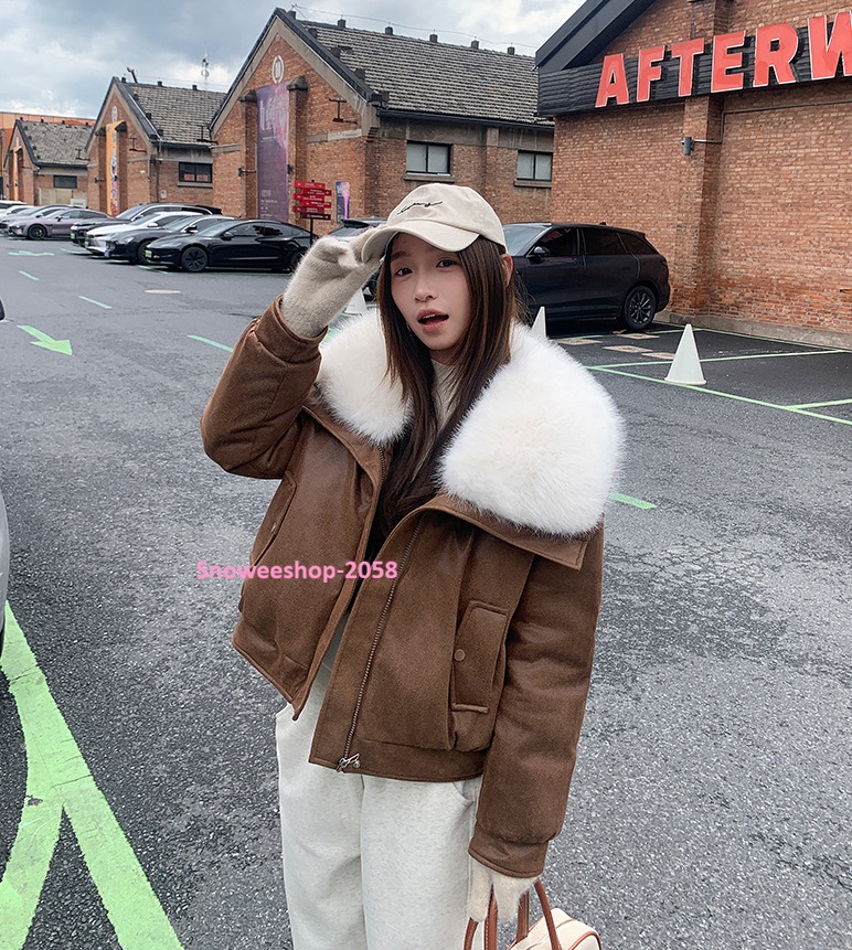 แค่ใส่ก็ได้ลุค “Luxury Winter Girl” แจ็คเก็ตดาวน์ปกขนเฟอร์ ทรงโอเวอร์ไซส์สุดเก๋ กันหนาวติดลบได้จริง ใส่ถ่ายรูปก็สวยปัง! มี 6 สี เลือกแมทช์ได้ทุกสไตล์