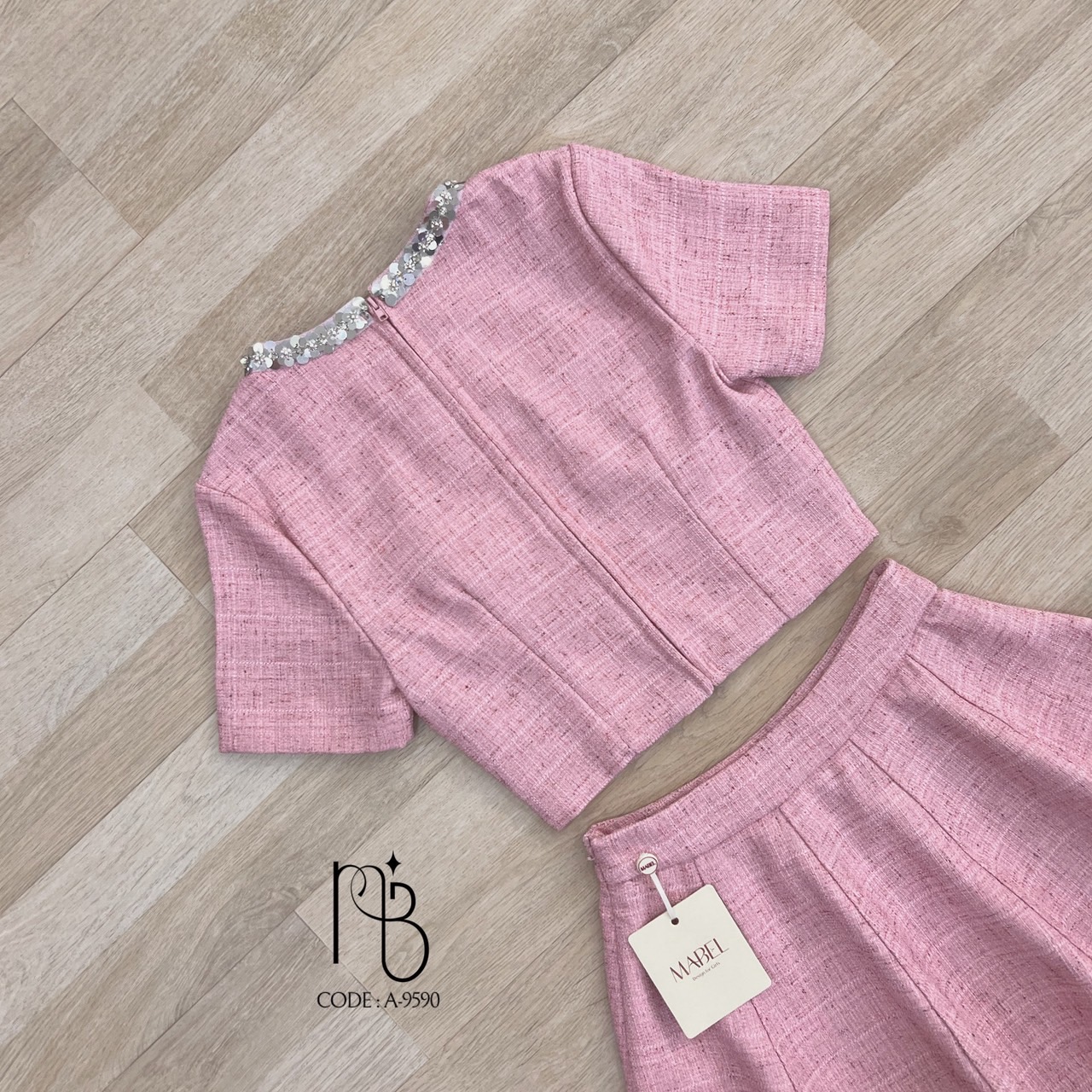 ชุดเซทสีชมพูน่ารัก เสื้อแขนสั้นผ้าทวิสแต่งอะไหล่ปักเลื่อม ซิบหลัง และเข็มกลัดโบว์ 3 ชิ้น พร้อมกระโปรงผ้าทวิส สีเดียวกัน เป็นซับในกางเกง งานซิบข้าง ชุดมีฟองน้ำ คุณภาพตัดเย็บเนี๊ยบทุกจุด ผ้าดีโคตรๆ สวยแบบคุณหนู บอกเลยว่าจึ้งๆ❤️🔥 #BRANDMABEL #