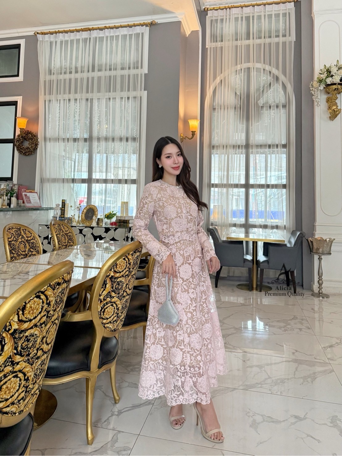 LABEL:ALICIA BRAND 💖💗💖Detail >>เดรสลูกไม้แขนกุดสุดหวาน เนื้อลูกไม้ลายแน่นละเอียดละมุน มาพร้อมเสื้อคลุมแขนยาว คอและกระดุมแต่งด้วยเพชร ซับในสีเนื้อเนียนกลืนผิว ซิบหลังทรงสวยเข้ารูป ช่วยขับหุ่นให้ดูเพรียว สามารถใส่แยกชิ้น หรือนำ