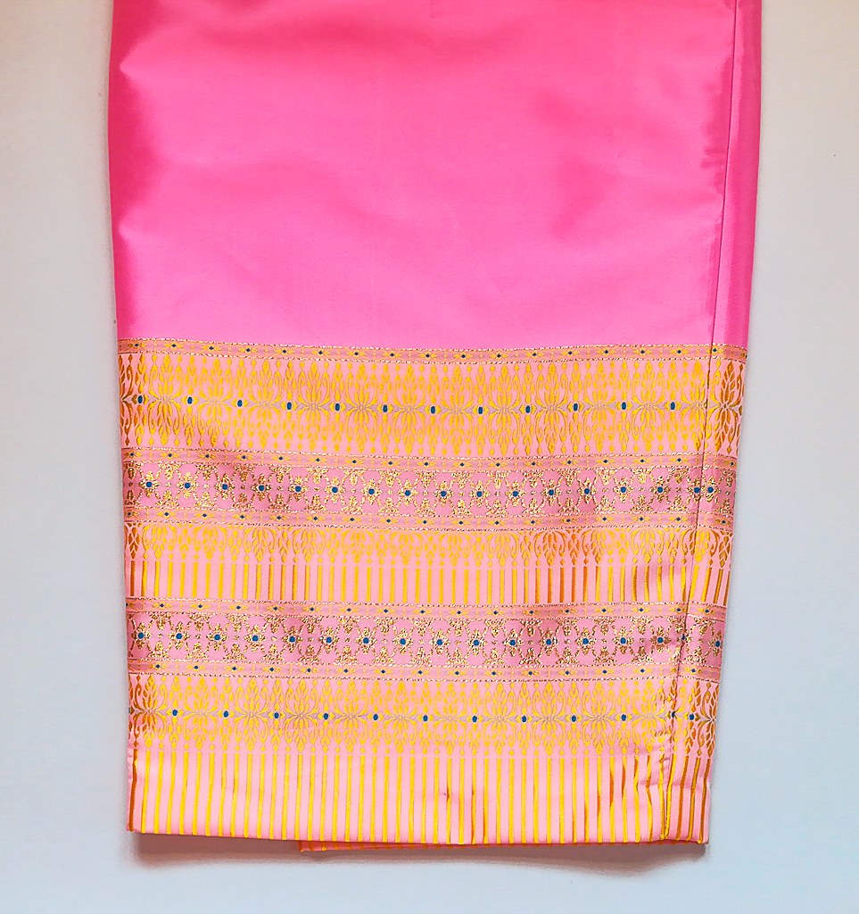 ผ้าถุงไหมสำเร็จรูป (สีชมพู) งานตัดเย็บประณีต อัดผ้ากาวตามสีของผ้าถุง เนื้องานดีเกรด A (รอบเอว 28 นิ้ว)