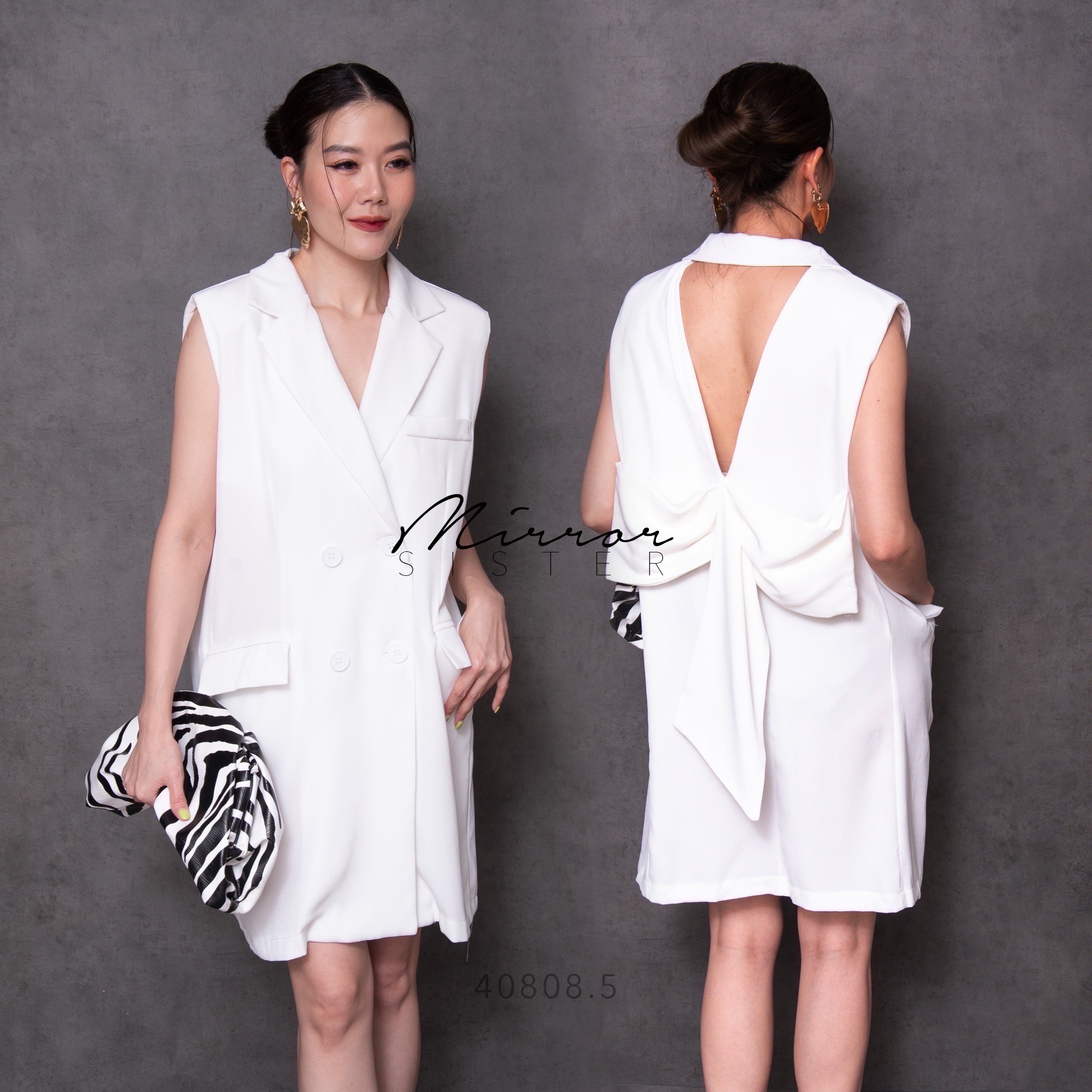 MiRRoRSiSTER's BiKK BigBow Back-off BLaZER DReSS•• เดรสแขนกุดคอปกสูทเทเลอร์ตัวเก๋ แต่งกระดุม4เม็ด มีกระเป๋าพ็อคเก็ตฝาปิดใช้งานได้จริง2ข้างด้านหน้า โดดเด่นที่ด้านหลังแต่งเว้าทรง3เหลี่ยม มีโบว์ใหญ่สวยปัง เนื้อผ้าดีใส่สบาย ชิคทุกสี