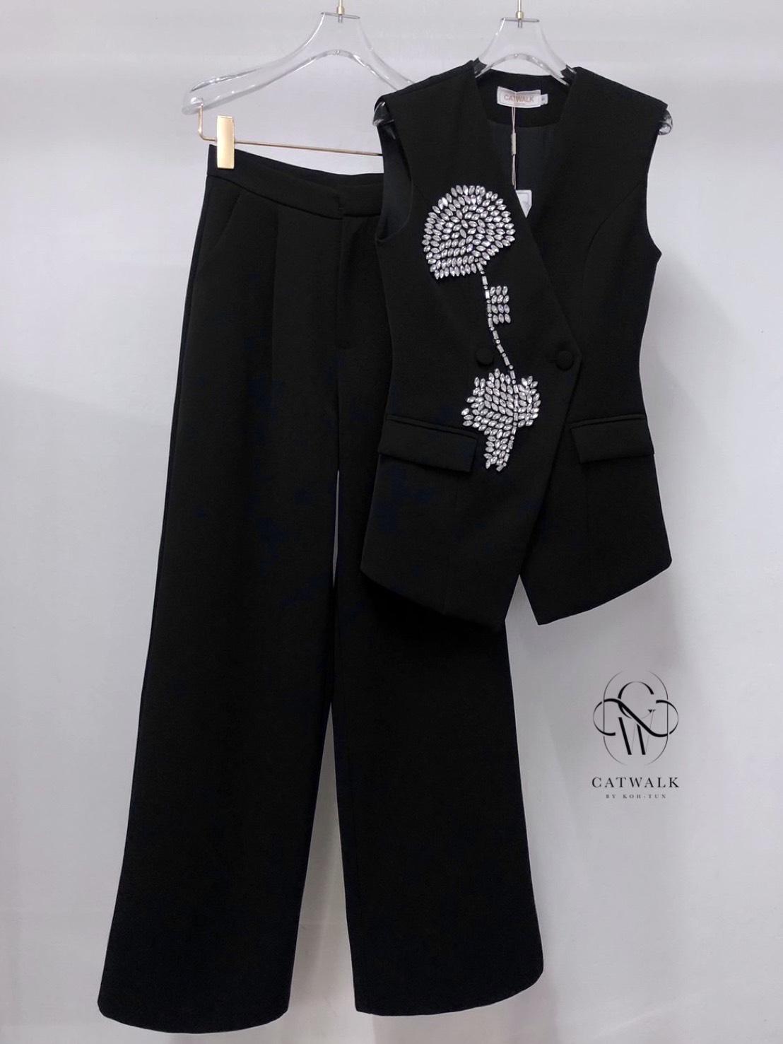 งานป้าย CATWALK BY KOH-TUN Detail>>> เท่ห์หรู ดูแพงสุดๆ กับเซตเสื้อแขนกุดปักดอกไม้เพชร+กางเกงทรงสวย เนื้อผ้าเกรดเอ ตัวเสื้อเป็นทรงเข้ารูปป้ายหน้า เพิ่มความหรูหราด้วยการตกแต่งด้วยเพชรมาเรียงกันเป็นดอกไม้ มาคู่กับกางเกงทรงขาบาน เนื้อผ้าเดียวกับตัวเ