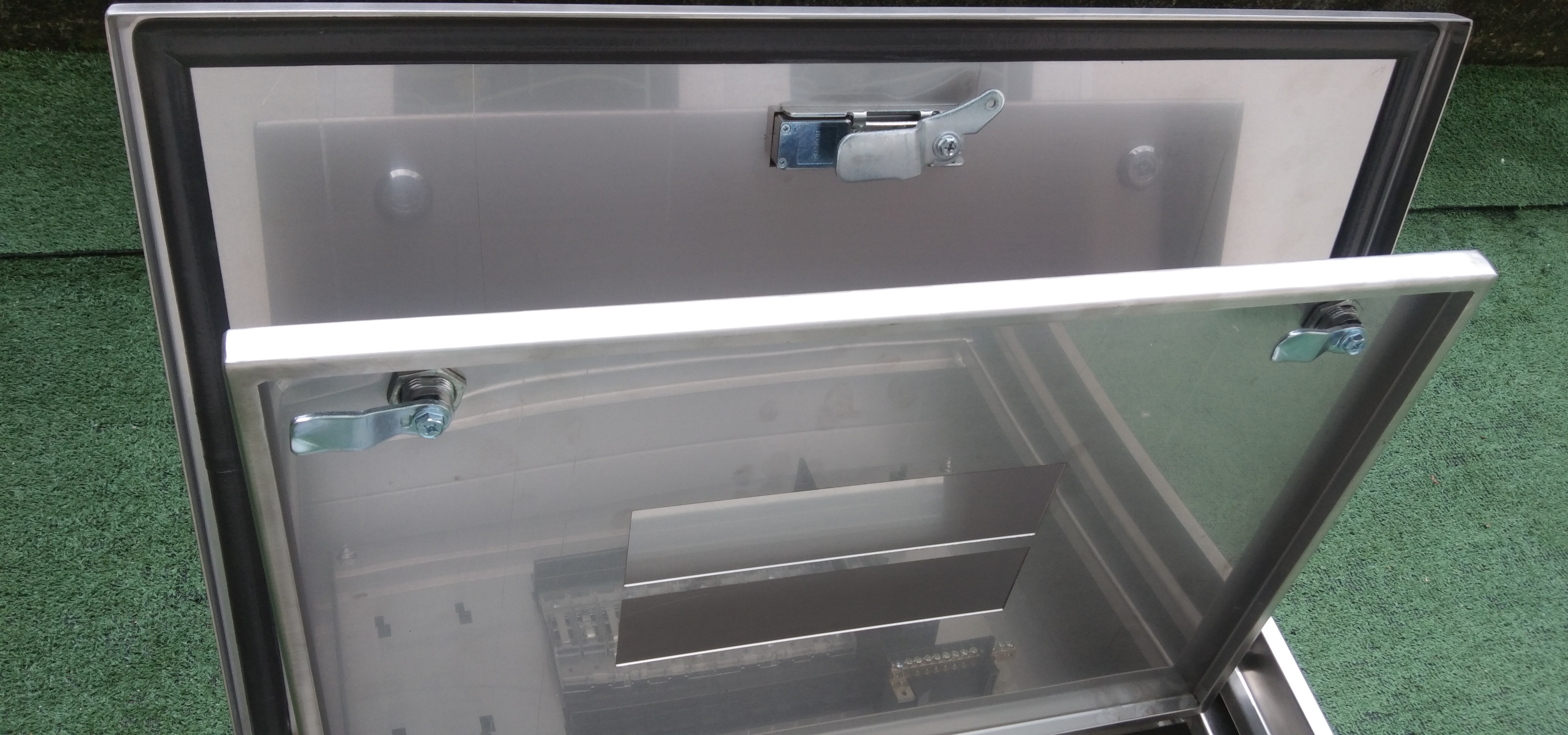 Main LUG 100A ตู้สแตนเลส 304 มีหลังคาสโลป W450xH650xD152mm. (24ช่อง)