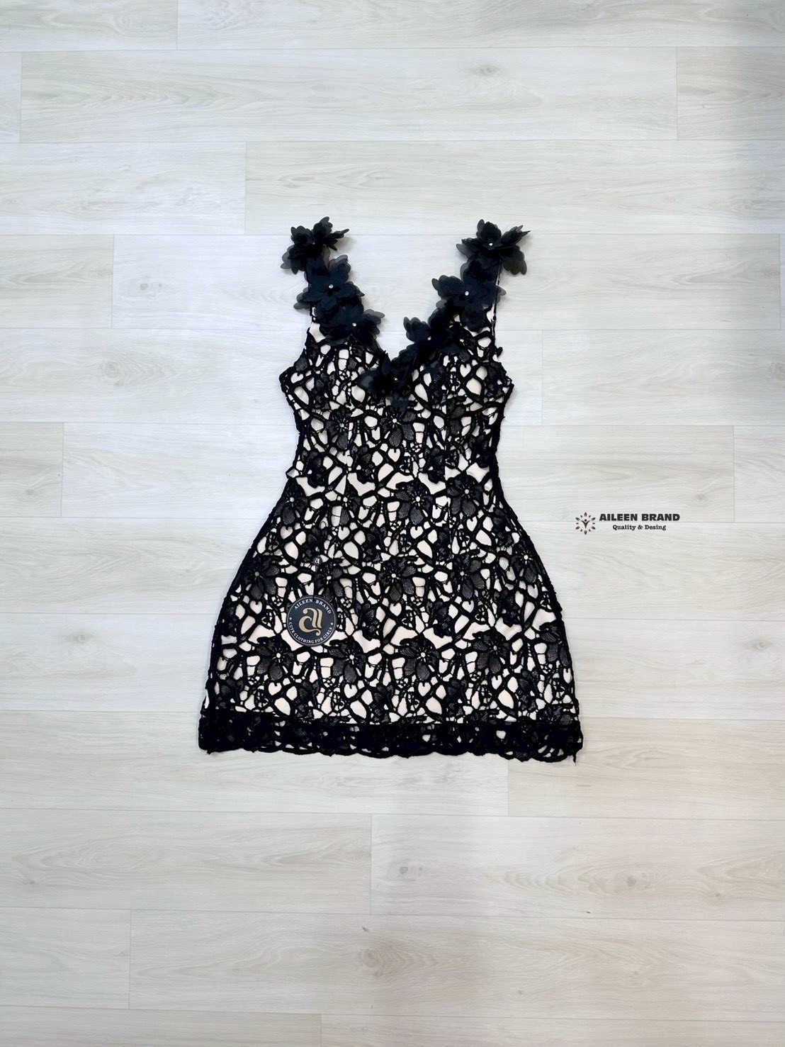 งานป้าย : Aileen Brand มินิเดรสสีดำ ดีเทลผ้าลูกไม้ทั้งชุด มีซัปในสีครีมมาอย่างดี ไม่ต้องกลัวโป๊ ช่วงอกเสริมฟองน้ำ แต่งดอกไม้ 3D สีดำบริเวณคอและไหล่ มีคริสตัลติดกลางดอกไม้ (อกเสริมฟองน้ำ) งานสวยเนื้อผ้าดี มีชับใน ซิปหลังซ่อนอย่างดี