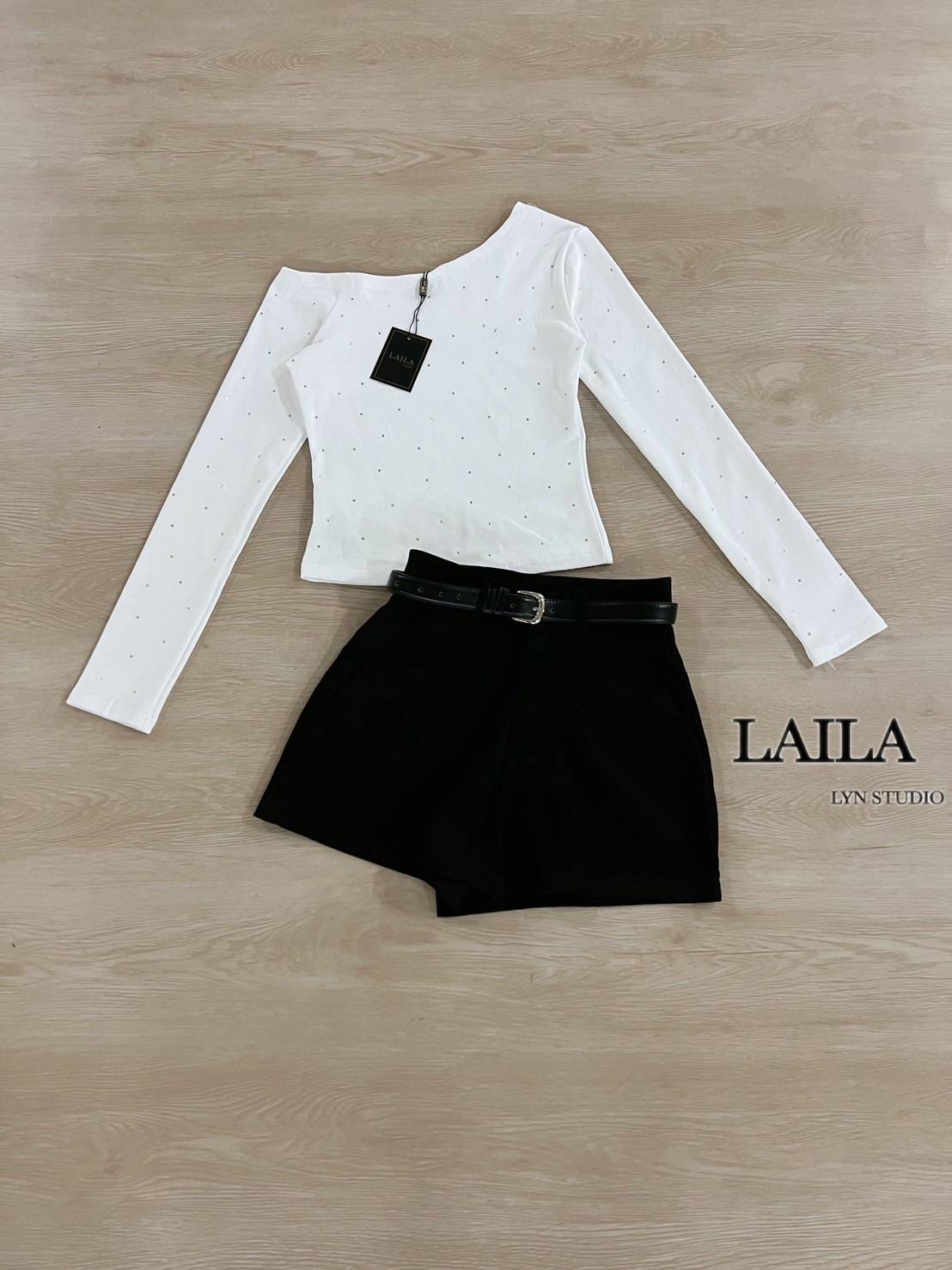 SET เสื้อ+กางเกง+เข็มขัด เสื้อแขนยาวทรงเบี่ยงไหล่ ตัวแสื้อแต่งปักเพชรทั้วลำตัวเพิ่มความโดนเด่น เนื้อผ้าใส่กำลังดี มาพร้อมกางเกงขาสั้นแต่งกระเป๋าข้างพร้อมเข็มขัดหนังสีดำแต่งอะไหล่หัวสีเงิน งานเก๋ สวยแมชเข้าเซ็ทลงตัวสุดๆค่า #byLaila #ชุดเซ็ท #เสื้อแขนยาว #เ