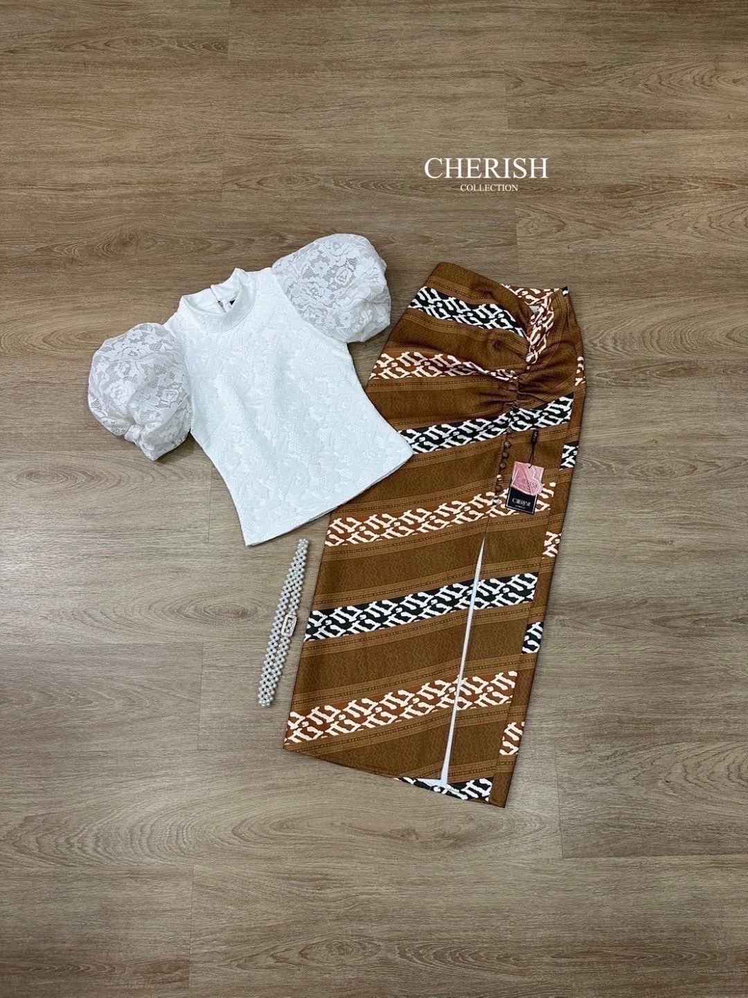 ชุดไทย Set 3 ชิ้น ตัวเสื้อลูกไม้คอปีน แขนตุ๊กตาฟูฟ่องแบบเก๋ มาพร้อมซับในทั้งตัว ตัวผ้าถุงพิมพ์ลายไทยพับจีบหน้าผ่าข้างช่วยทำให้ขาดูเรียวยาว แถมเข็มขัด สวยงามอย่างไทย ใครใส่ก็ไม่เฉย ต้องจัดสักชุดนะคะ