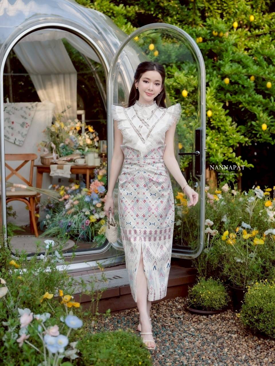 งานชุดไทยประยุค สวยหรูดูอลัง ใกล้เข้าพรรษาแล้วนะคะ ถ้าสาวๆท่านไหนกำลังหาชุดไปวัดทำบุญ แนะนำชุดนี้เลยค่าา ทุกสายตาต้องมองความในสวยอลัง งานผ้าดีมาก ดูดีเทลตัวเสื้อซิคะ ทำถึงไม่ไหว ดอกไม้ถอดได้นะคะ กระโปรงเอวสูง ทรงสวยสับมาก ผ่าหลังให้ด้วยนะคะ ไม่อยากให้พลาด