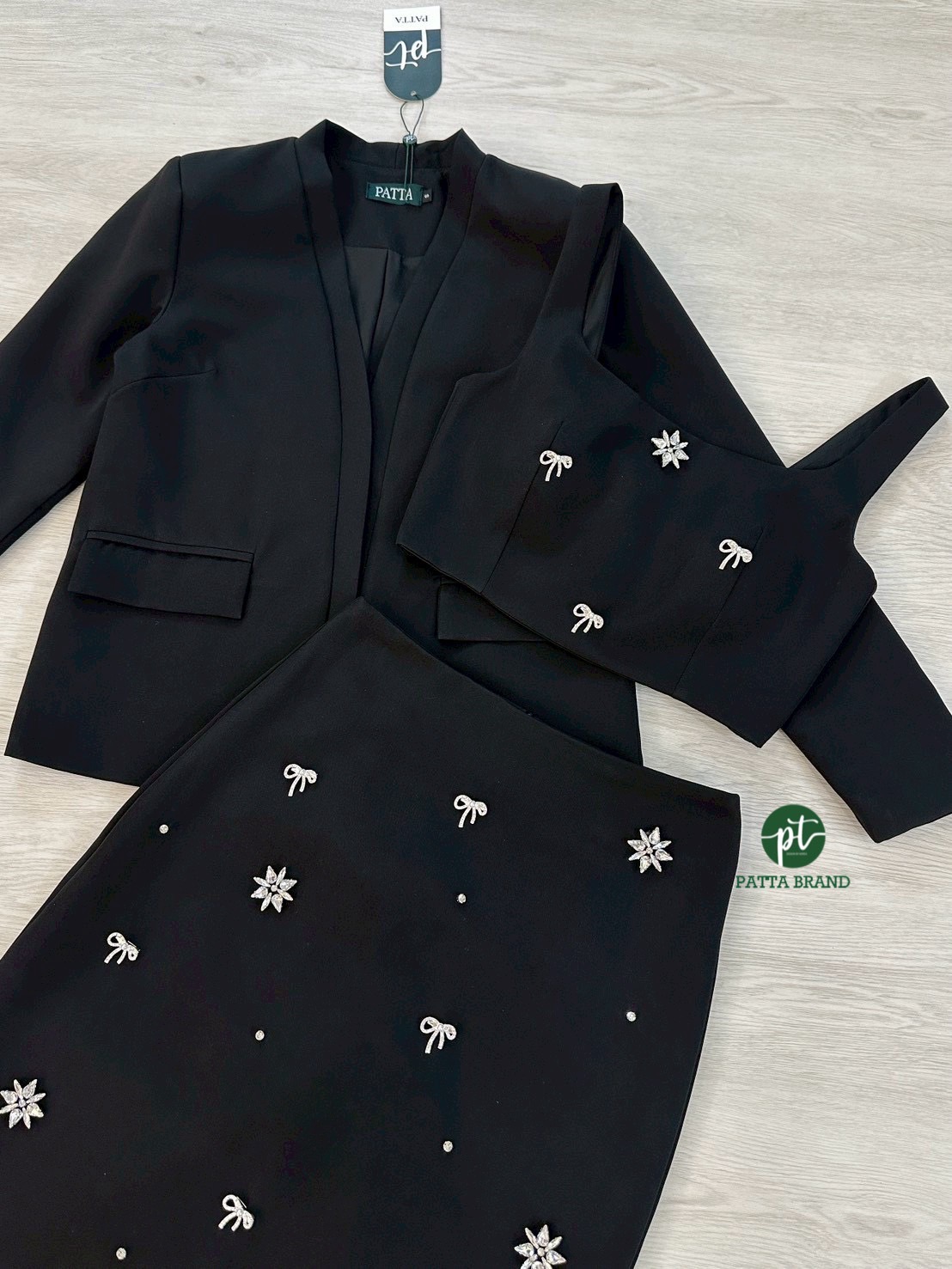 Set 3ชิ้น เสื้อคลุมเบเซอร์แขนยาว กระเป๋าหน้าใช้งานได้จริง มาพร้อมเสื้อคอปสายเดี่ยวด้านใน อกเสริมฟอง แมทซ์กับกระโปรงยาวทรงสอบ แต่งผ่าหลังยาว เสื้อคอปและกระโปรงด้านหน้าแต่งอะไหล่เพชร