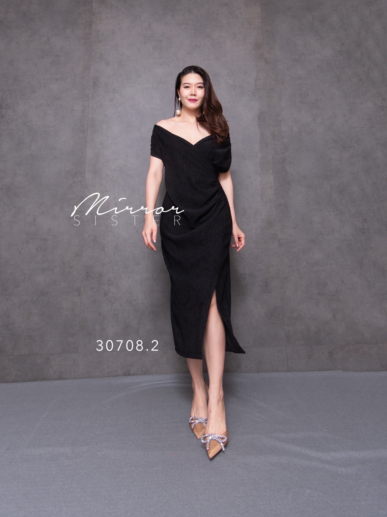 MiRRoRSiSTER's BaMby DReSS•• เดรสตัวยาวทรงงาม ดีไซน์สวยหรู แพทเทรินเป๊ะมากแต่งจับย่นๆอำพรางสัดส่วน!! ใส่แล้วดูผอมเพรียว.. ช่วงบนเป็นเสื้อคอวีไขว้ทับกัน ช่วงล่างเป็นกระโปรงแพทเทรินทรงสอบผ่าหน้า..! เนื้อผ้ามีtextureสวยมีความหนากำลังดี..มีความยืดหยุ่นได
