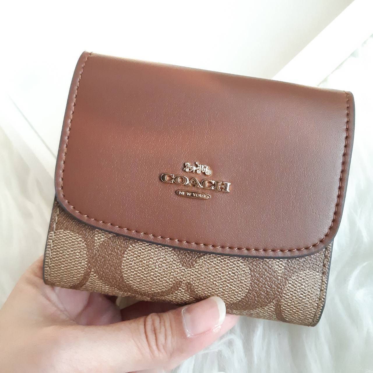 กระเป๋าสตางค์ใบสั้นไฮโซแบรนด์เนมโค้ชสีน้ำตาลลายC หนังแท้หนังแคนวาส yjjp COACH F87589 SMALL WALLET IN SIGNATURE CANVAS