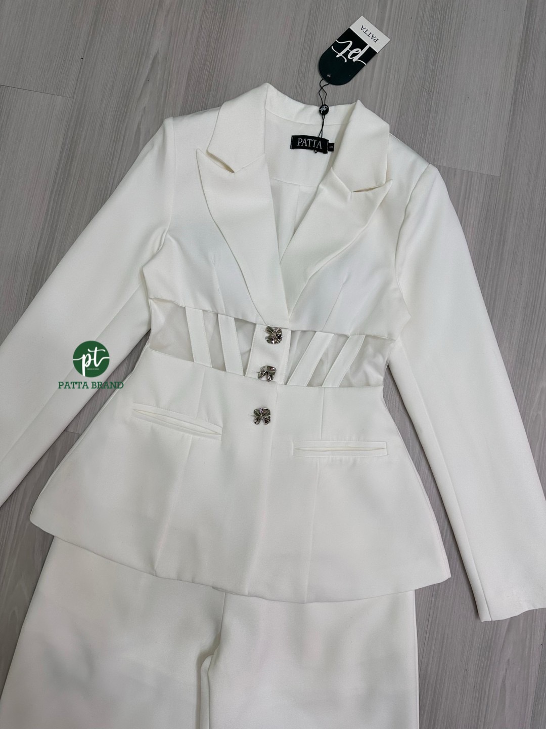Set สูท 2ชิ้น สีขาว เสื้อสูทแขนยาว ดีเทลซีทรูผ้ามุ้งเว้าเอว ดีไซน์เก๋ และมีกระดุมเงินด้านหน้า (อกเสริมฟองน้ำให้ทรงสวย) มาพร้อมกับกางเกงขายาวทรงกระบอก มีกระเป๋า2ข้าง (มีซิปหลัง) เนื้อผ้าดีมีซับในทั้งชุด ทรงสวยเป๊ะ ดูหรูหรา ไฮโซมากๆค่ะ ห้ามพลาดเลยค่ะ