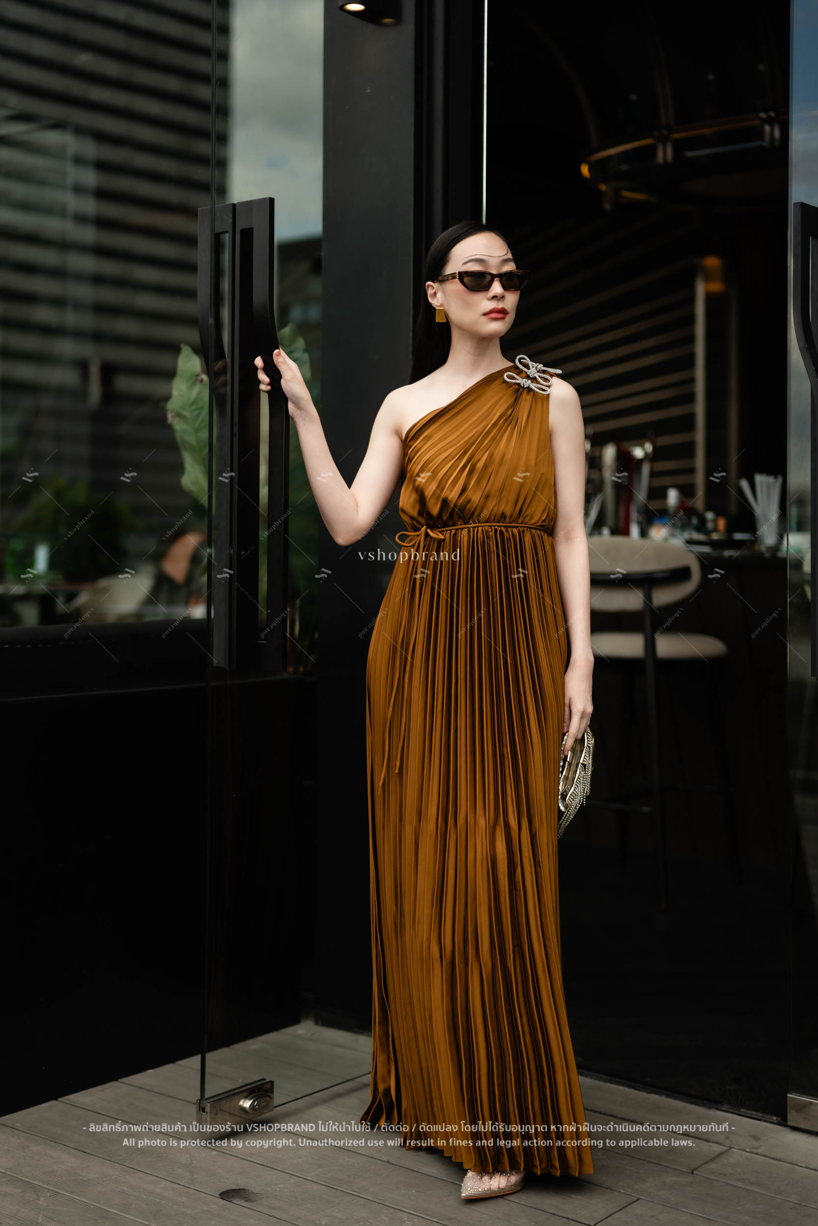 Maxi เดรสอัดพลีทปาดไหล่ เข็มกลัดโบว์+เชือก