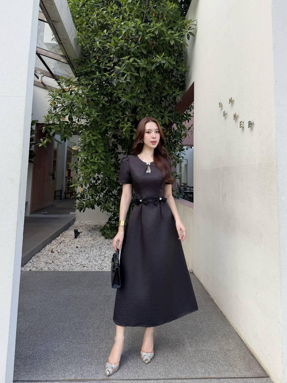 เดรสผ้าไหมดิ้นทองชุดทรงสวยงานผู้ดีใส่ออกงานบวชงานบุญงานเเต่ง เดรสผ้าไหมญี่ปุ่นเนื้อดีสวยไฮโซเนื้อดีมีทรงสวยมั้กๆผ้าหนานิ่มไฮโซสวมใส่ง่ายเเต่งเเนวลูกคุณมั้กๆคะเดรสเเขนตุ๊กตาสวยมากกระโปรงยาวดูไฮโซ