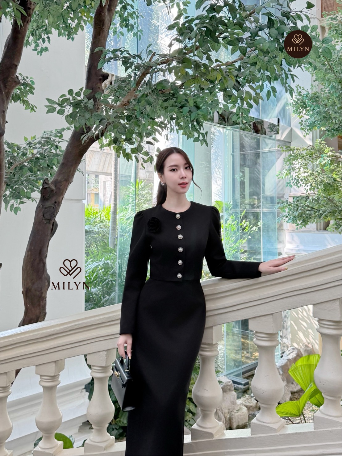 Set 2 ชิ้น เสื้อคอปแขนยาวสีดำแต่งด้วยกระดุมหน้าใช้งานได้จริง มาพร้อมกับกระโปรงยาวทรงเอแต่งระบายด้านล่างแหวกชายหลังชายกระโปรงซิปหลัง มาพร้อมกับเข็มกลัดดอกไม้สีดำใส่แมตช์กันกับชุดลงตัวดูดีมากค่ะ