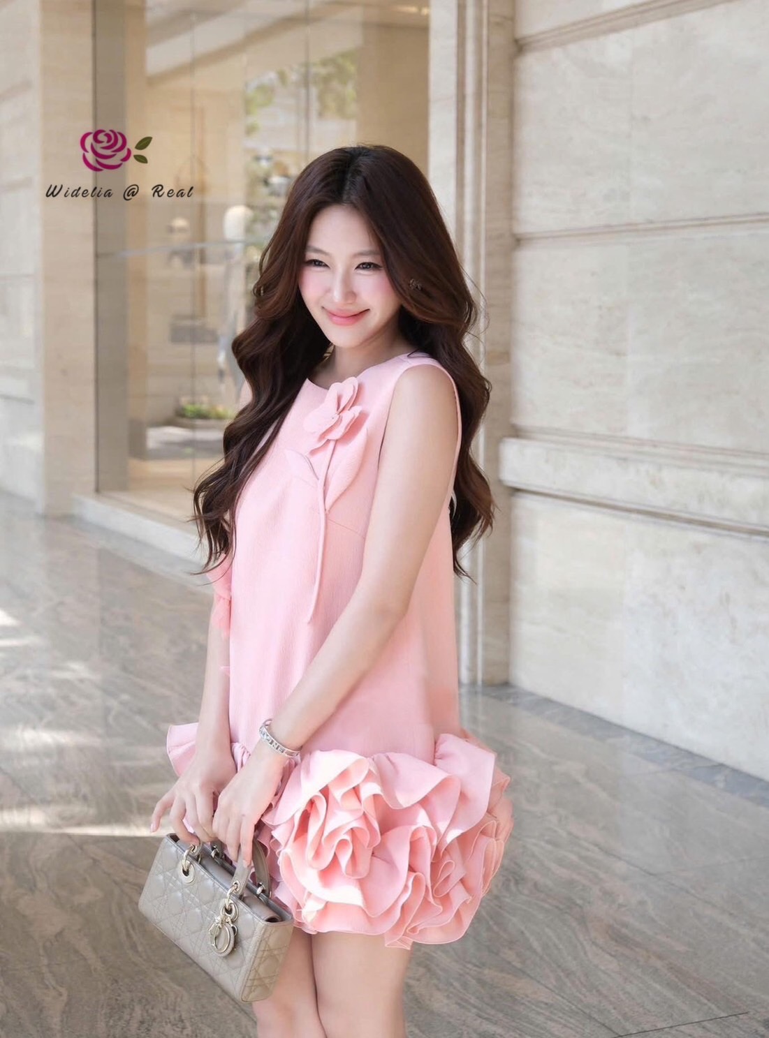 Dress เดรสทรงปล่อยแขนกุด เย็บดอกไม้ป๊อปอัพ ชายเย็บระบายฟูอลังการเนื้อผ้าสีพื้น ผ้ามีtexture เนื้อผ้าดีมากๆ ชุดนี้งานสวยค่ะ คัตติ้งเนี๊ยบ ทรงเป๊ะมาก แนะนำเลย รับรองใส่ออกมาไม่ผิดหวังการันตีให้เลย บอกเลยห้ามพลาดเด็ดขาด งานดีงานสวยแน่นอน