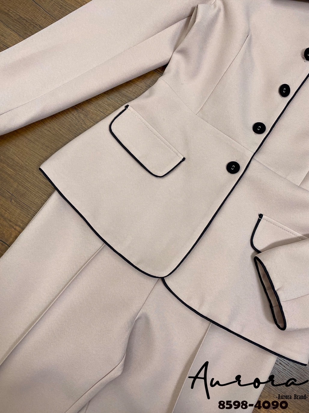 Label :: AURORA by RAMI-PAPHA Setเสื้อคอปกสวยได้ลุ๊คแบบเฟียสๆ ผ้าหนานุ่มทุกการสัมผัส ผ้าดีม๊ากมาก แม่ค้าเฟิมๆ ด้านหน้ามีกระดุมแกะใช้งานได้จริง มีซับใน +++มาพร้อมกางเกงขายาว ที่แมชกันได้อย่างลงตัว มีซับใน มีซิปหลัง