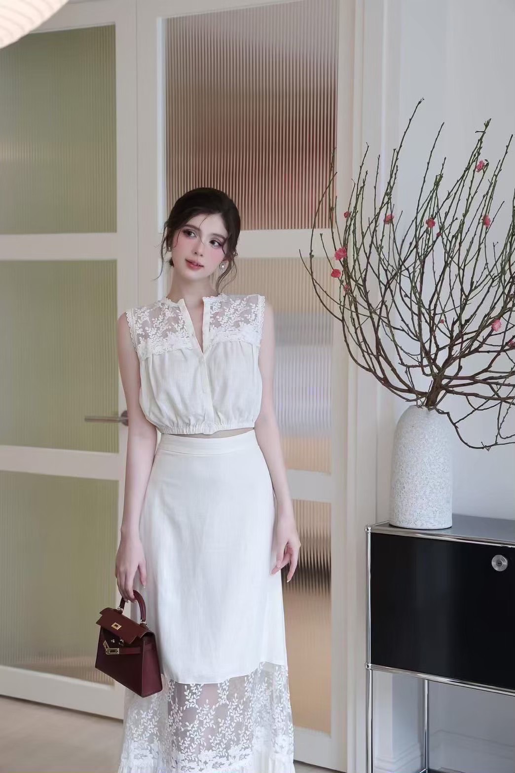 Label :: AURORA by RAMI-PAPHA Setเสื้อโทนสีขาว งานผ้าดี๊ดี ผ้าดีมาก ทรงปล่อยๆ ใส่สบายๆ ด้านบนแต่งซีทรูลูกไม้ ด้านหน้ามีกระดุมใช้งานได้จริง ช่วงเอวเสื้อแต่งสม๊อคยืดหยุ่นได้ตามลำตัว +++ มาพร้อมกระโปรงยาว เนื้อผ้าแต่งสลับผ้าลูกไม้เนื้อดีฝุดๆ ที่แมชกันได้อย่า