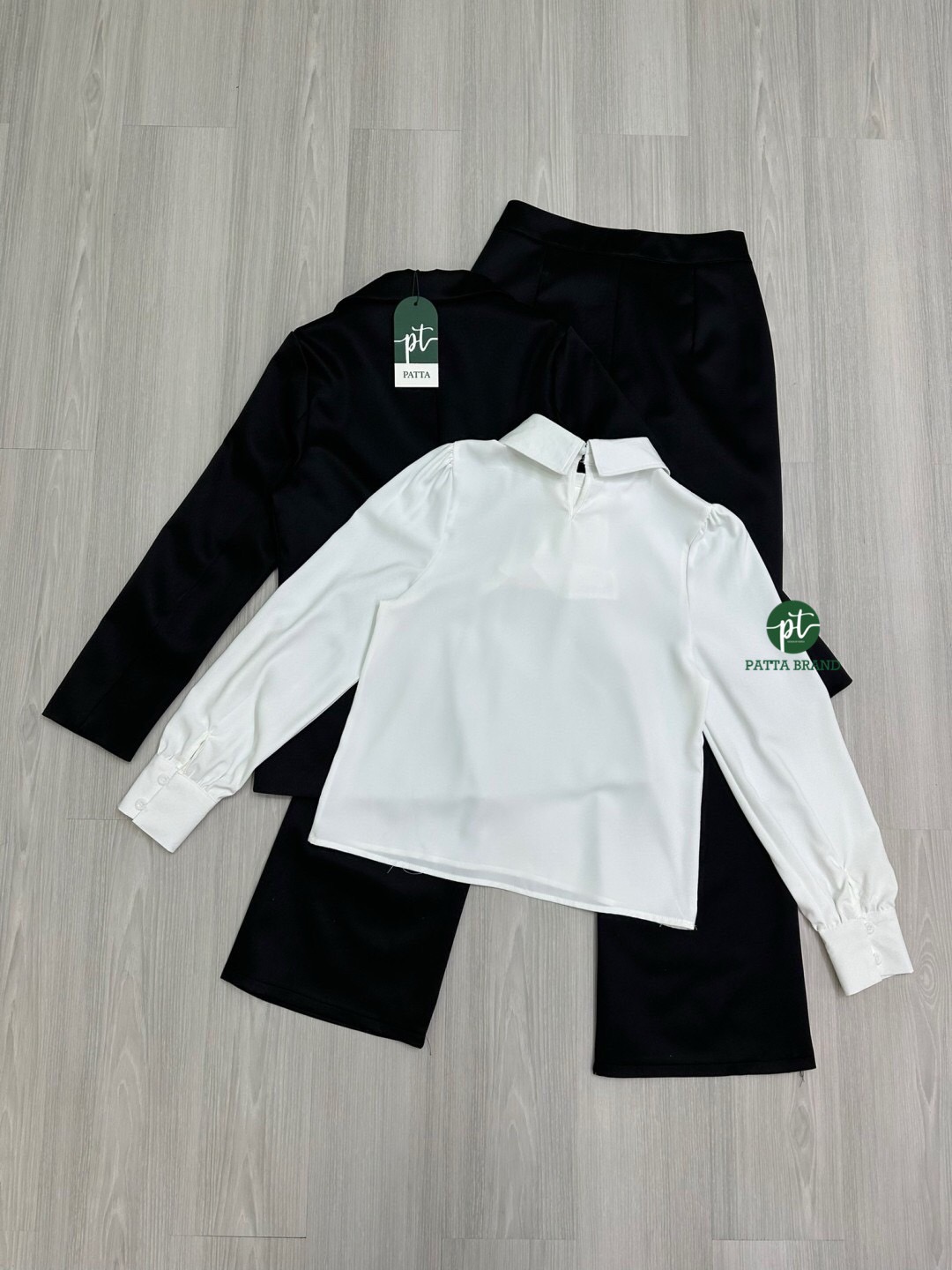 Set3ชิ้น สีดำเสื้อคลุมสูทแขนยาวมีกระดุมหน้าและมีกระเป๋าใช้งานได้จริง มาพร้อมเสื้อแขนยาวตัวในสีขาวอกแต่งระบายผ้าพริ้วในสบาย(มีกระดุมเกี่ยวช่วงคอด้านหลัง)ใส่แม๊ทช์คู่กันลงตัวมากๆ และมาคู่กางเกงขายาวทรงกระบอกทรงสวย มีตะขอซิปหน้า/และมีกระเป๋า2ข้างเก๋ๆ เย็บซับ
