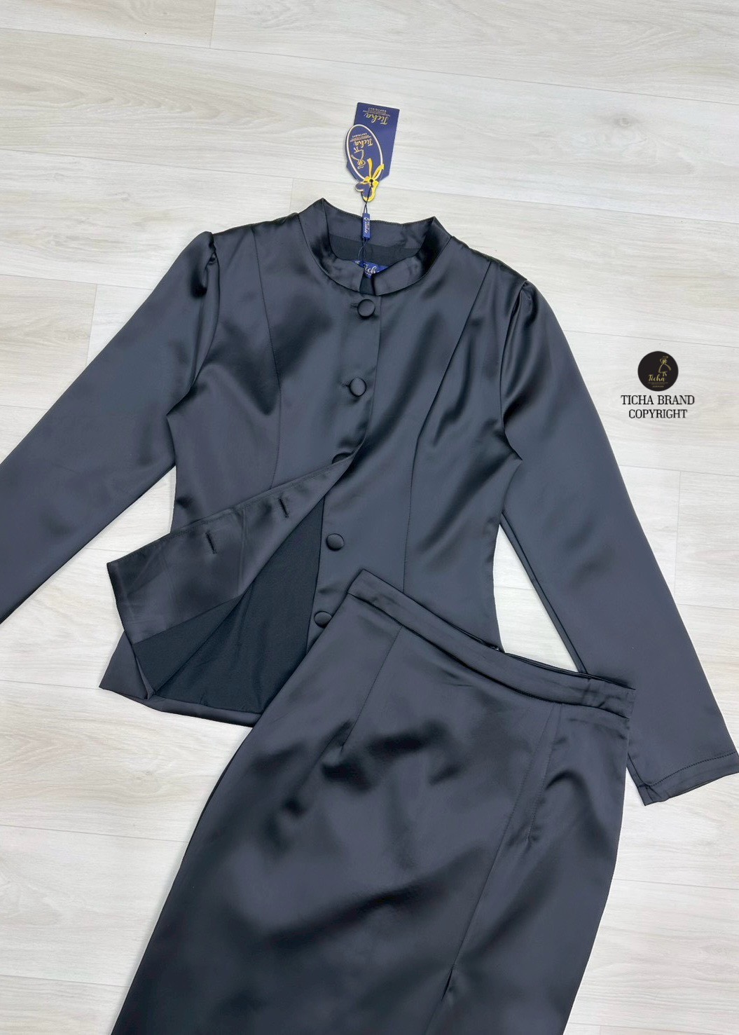 ชุดเซต2ชิ้น สีดำ ชุดไทยจิตรลดา เสื้อคอจีนแขนยาวแต่งกระดุมด้านหน้าใช้งานได้จริง มาคู่กับกระโปรงยาวทรงสอบดีเทลเย็บพับด้านหน้าให้ดูสวย ดีไซน์ผ่าหลัง (มีซิปหลัง) ทรงสวยเข้ารูปเป๊ะมาก