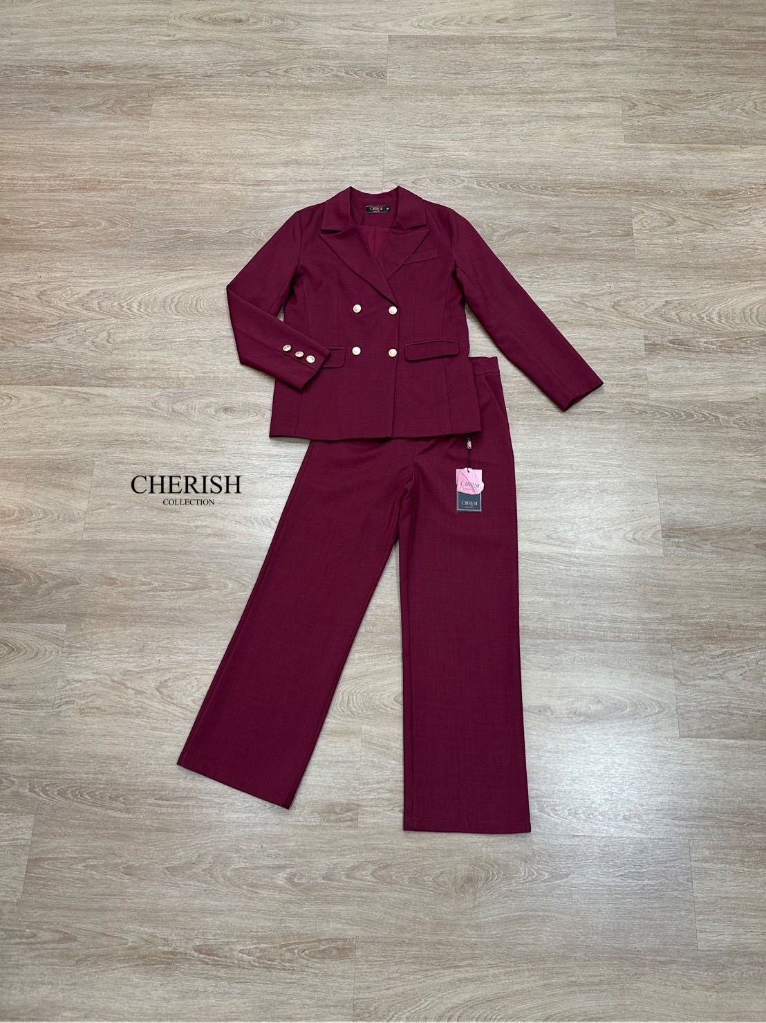 Setsuit เสื้อ+กางเกง ลุค CEO เรียบหรู ดูทันสมัย ทรงสวย ใช้ผ้าดี ใส่สบาย ตัวเสื้อสูทแต่งกระดุมทองมีกระเป๋า พร้อมซับในทั้งตัว มาพร้อมกับกางเกงขากระบอก มีกระเป๋า 2 ข้าง เซตนี้จะใส่ทำงาน หรือออกงานดูดีสุดๆค่ะ