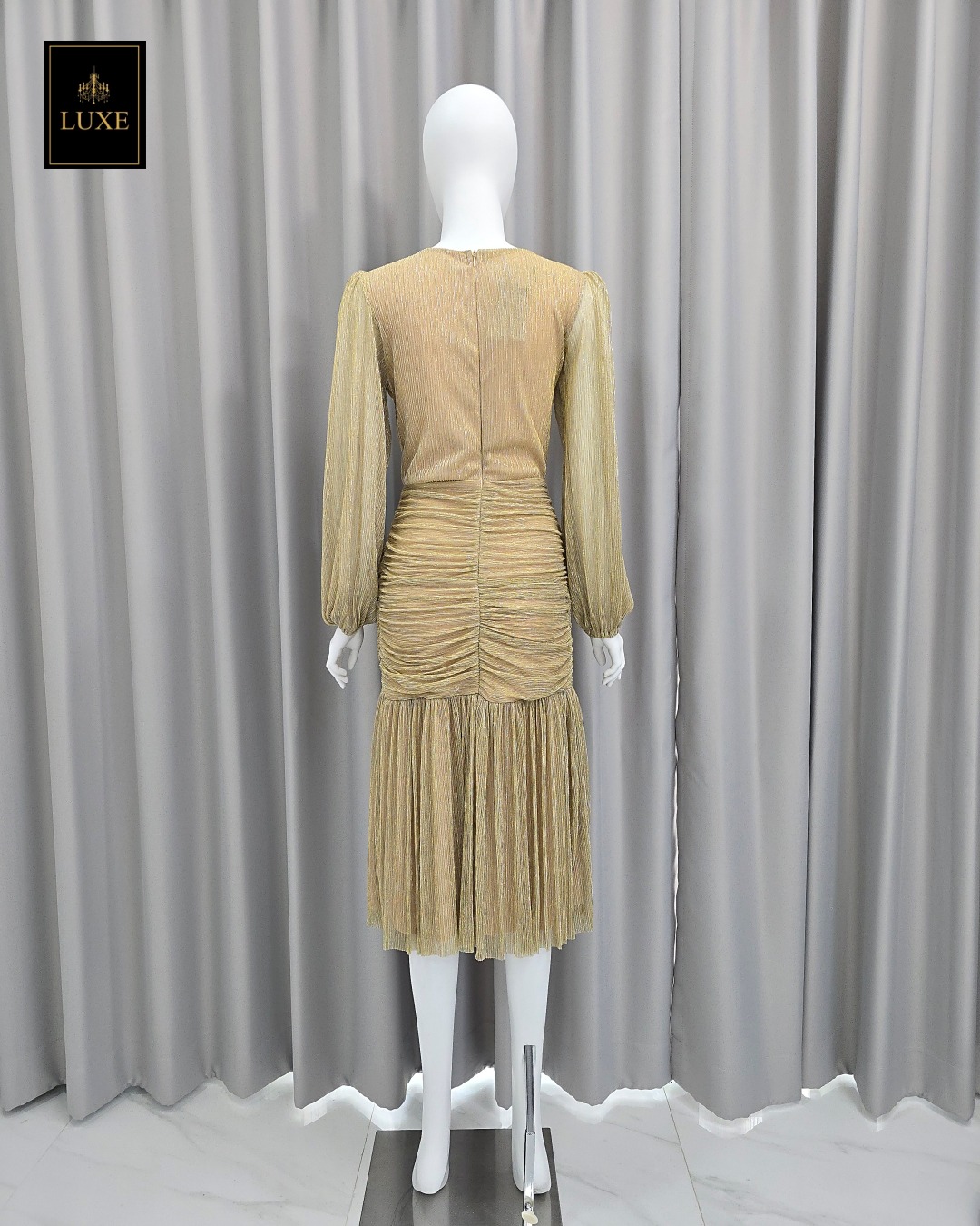 Label : LUXE ☑️เดรสเสื้อคอกลมแขนยาว กระโปรงทรงเข้ารูปจับเดรปตรงกลาง ต่อชายระบาย ☑️ทำจากผ้าราเม่อัดพลีทผสมดิ้นเมทัลลิค ผ้านุ่มยืดหยุ่น ☑️มีซิปซ่อนและซับในเต็มตัว