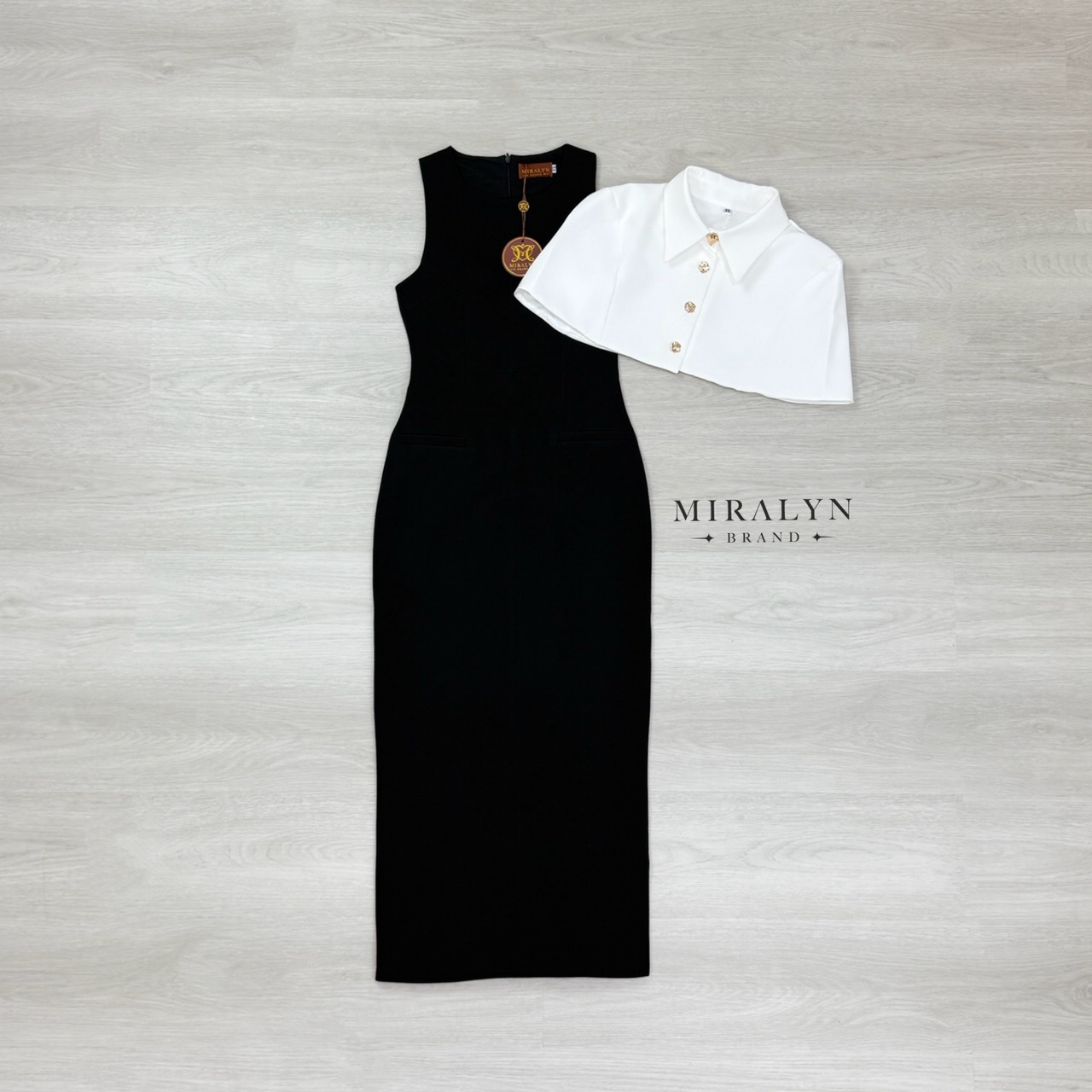 เดรสยาวสีดำพร้อมปกคลุมเสื้อคอปกสีขาวดีเทลกระดุมสีทองสวยมาก เดรสเข้ารูปแขนกุดทรงยาวผ่าด้านหลังอกมีฟองน้ำเสริมและซิปด้านหลัง งานเนื้อผ้าดีมาก การันตีงานคุณภาพ คัตติ้งประณีตใส่ใจทุกรายละเอียดของงาน