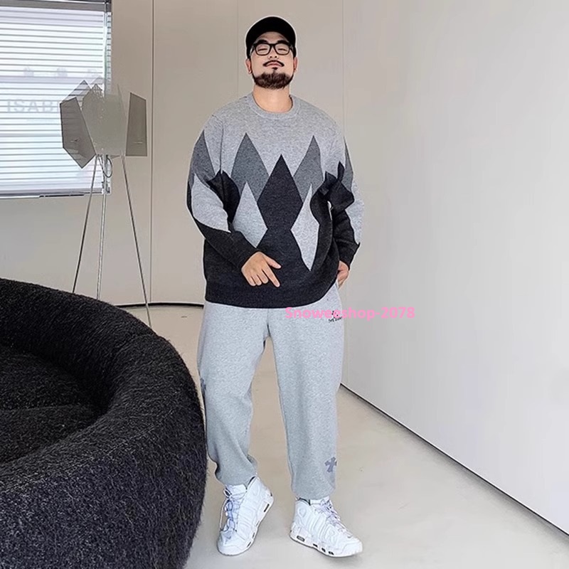 อากาศหนาวแค่ไหน…ก็ยังดูดีได้ เสื้อสเวตเตอร์ไหมพรมทรงหลวม ใส่ได้ทั้งผู้ชายและผู้หญิง ดีไซน์เรียบแต่ดูแพง ผ้านุ่มไม่คัน อุ่นกำลังดี เหมาะสุดๆ สำหรับทริปเที่ยวต่างประเทศ ไซส์ใหญ่พิเศษ 2XL–8XL จะใส่เดี่ยวๆ ก็ดูแฟ ใส่คู่กันก็อบอุ่นหัวใจ มี 2 สีคลาสสิก ใส่ง่าย