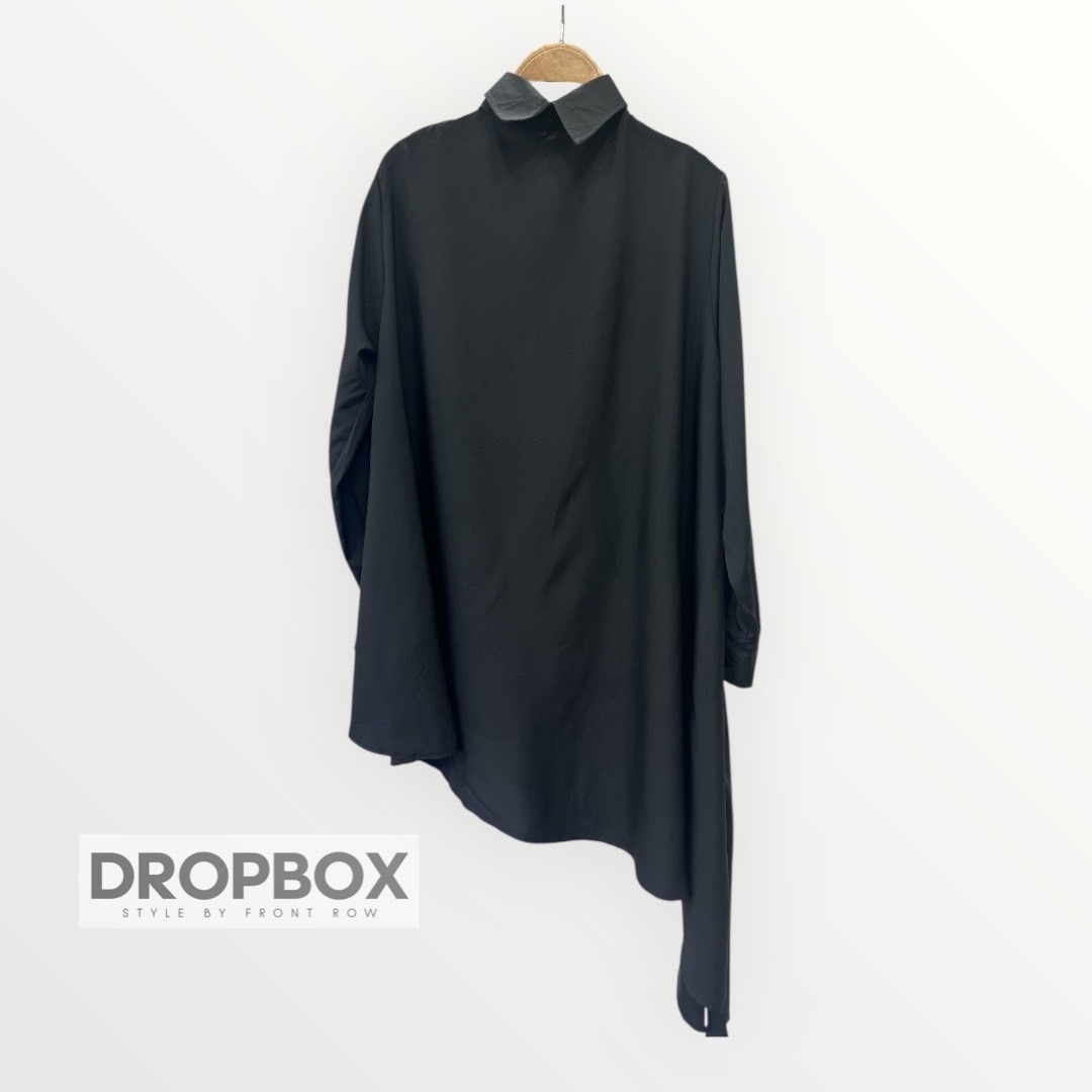 One Side Long Black Shirt เสื้อเชิ้ตสีดำส่งโอเวอร์ใสชายเฉียงด้านหนึ่งรุ่นนี้เก๋มากคือใส่ได้ทั้งสองด้านด้านหน้าและด้านหลังด้านหนึ่งจะมีกระดุมด้านหนึ่งจะเป็นเรียบเรียบสามารถใส่ได้ทั้ง2แบบ