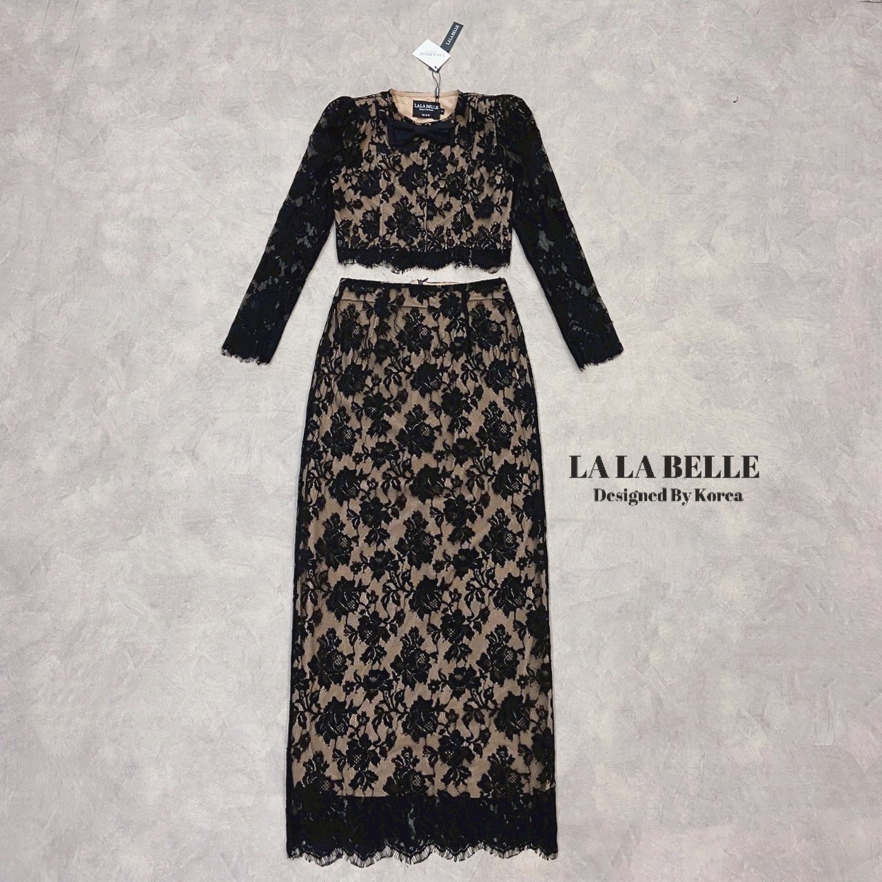 เซตลูกไม้ลายดอกกุหลาบทรงใหม่สวยมากเสื้อคอกลมแขนยาวซีทูติดกระดุมแป๊กด้านในแต่งโบว์มีซับในสีเนื้อกระโปรงสอบยาวผ่าหลังมีซับในถึงปลายชุดสวยหรู