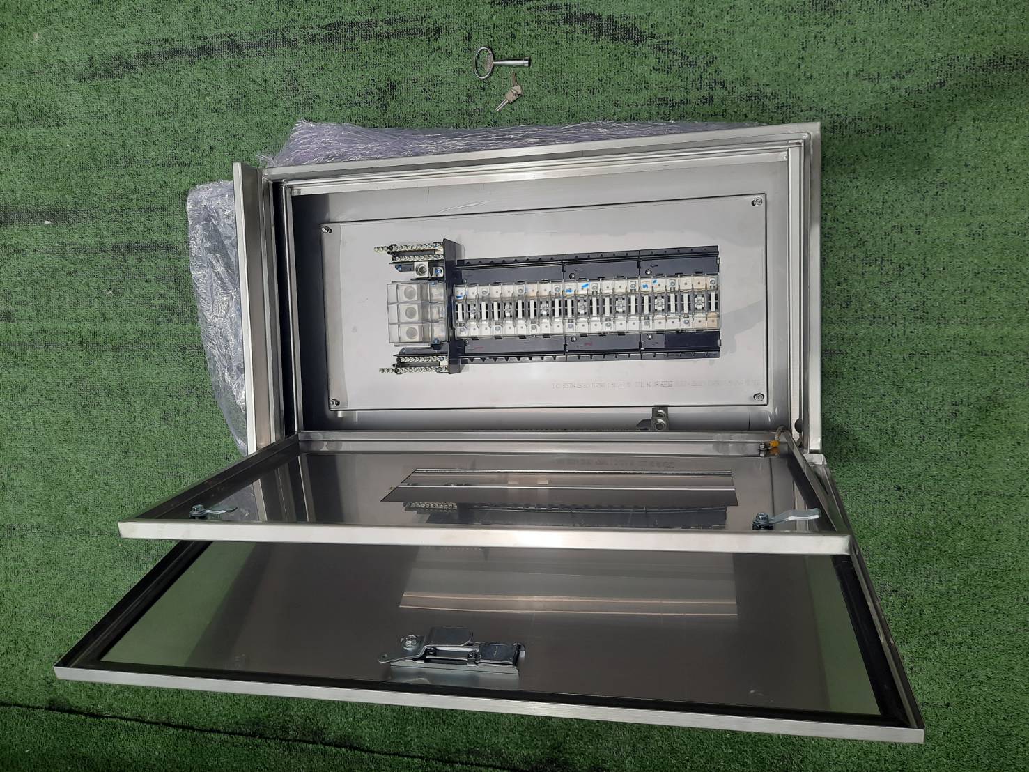 Main LUG 250A ตู้สแตนเลส 304 มีหลังคาสโลป W450xH800xD152mm. (42ช่อง)