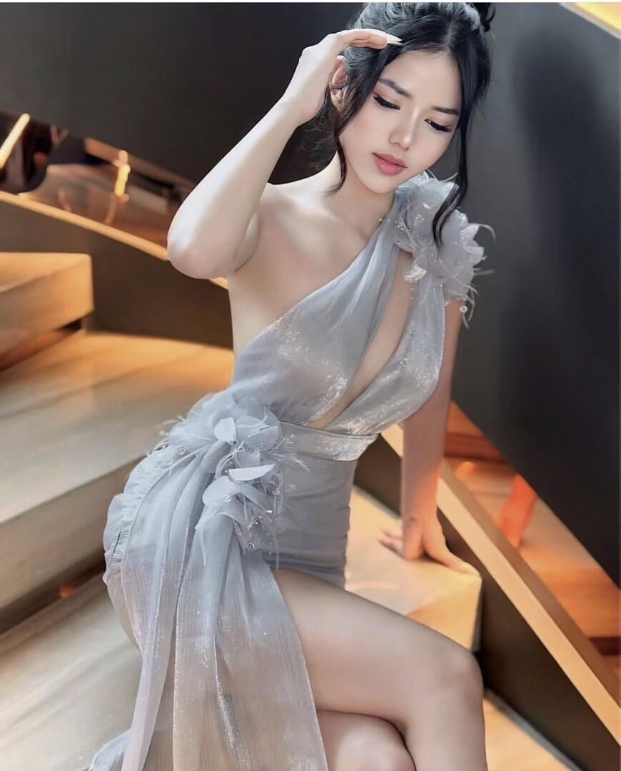 เดรสทรงพอดีตัว ไหล่เฉียง เเต่งดอกไม้ มีริ้วสะไบยาวใส่สวย เซ็กซี่เบาๆ ใส่ออกงาน ใส่ได้หลายโอกาสจัดด่วนนนๆ ชุดสวยหมดเร็วนะคร๊า สั่งก่อนสวยก่อน