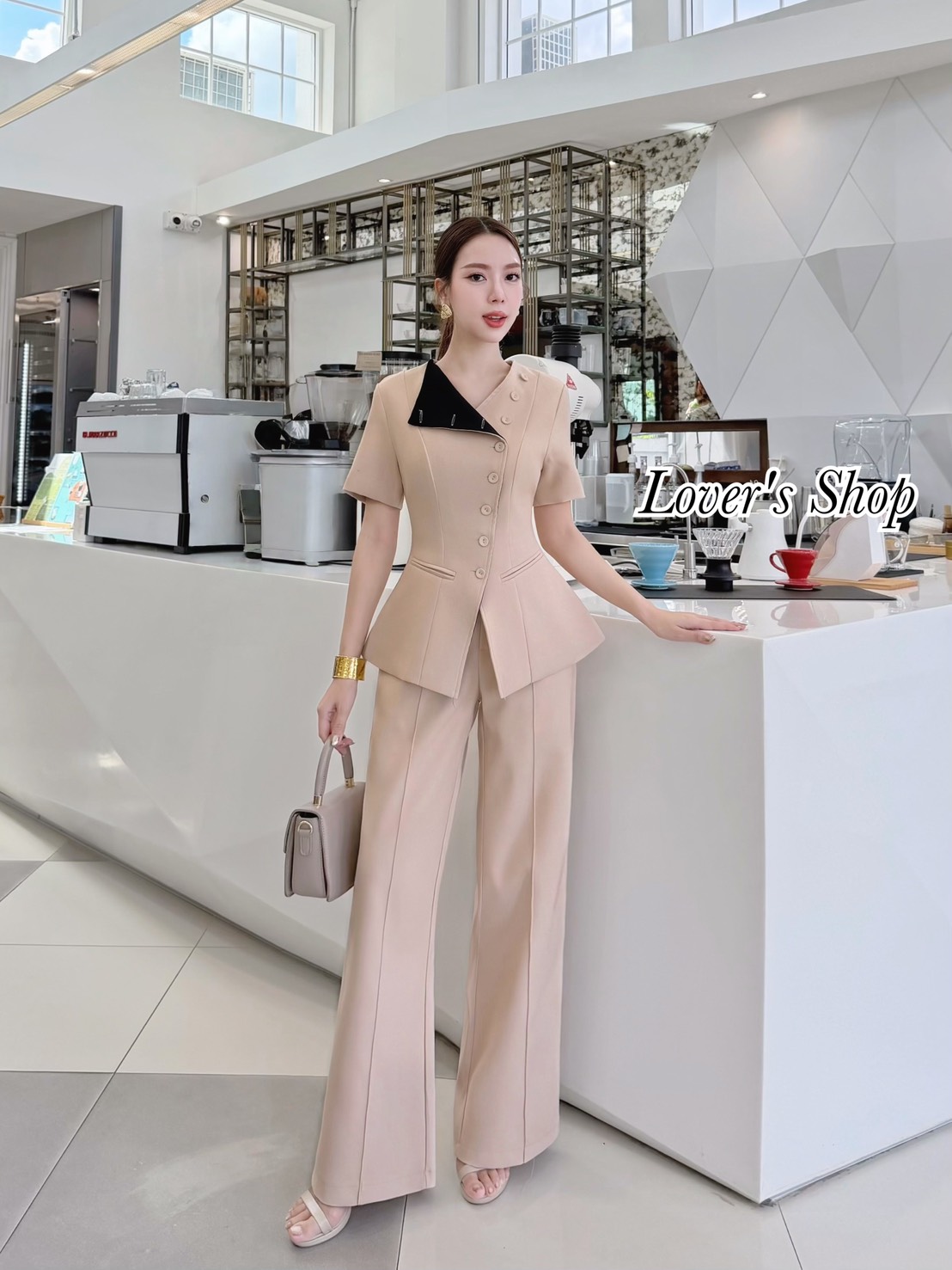 Teg : Lover’s Shop Detail : Set เสื้อ+กางเกง เป็นเซ็ตที่ดีไซน์เก๋ เรียบหรูดูดี ดีเทลเสื้อทรงแขนสั้น (ช่วงปกพับหรือจะติดกระดุมก็ได้ค่ะ) กระดุมหน้า กระเป๋าเสื้อเป็นงานตกแต่งนะคะใช้งานไม่ได้ ตัวเสื้อมีซับในอย่างดีค่ะ แม็ทกับกางเกงขายาวทรงเอวสูง