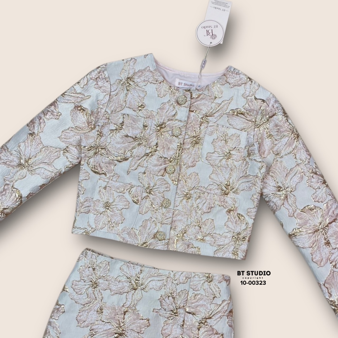 เซท 2 ชิ้น เสื้อเบเซอร์แขนยาวคอกลมแต่งกระดุมสีทองลายแต่งกระเป๋า 4 ชิ้น มาพร้อมกระโปรงจับจีบตีเกล็ดข้างผ่าหลัง งานสวยเนื้อผ้าดี คัตติ๊งสวยมีซับใน