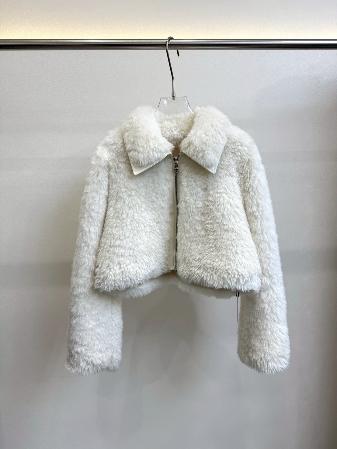 แจ็คเก๊ตเฟอร์แขนยาวคอปก ✔ ดีเทลซิปหน้ายาว ด้านในเป็นผ้าหนังกลับ ✔ ขนเฟอร์นุ่ม ใส่เที่ยวอากาศหนาวได้เลยค่า