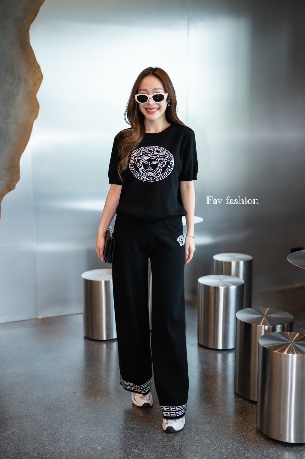 Set เสื้อ+กางเกงไหมพรม❣️ Set เสื้อไหมพรมแขนสั้นคอกลม มาพร้อมกางเกงขายาวเข้าชุด เอวยืดตามตัว ดีเทลปักลายแบรนด์ทั้งชุด งานผ้าไหมพรมเนื้อดี แพทเทิร์นสวยสุดๆ ผ้านุ่มใส่สบาย