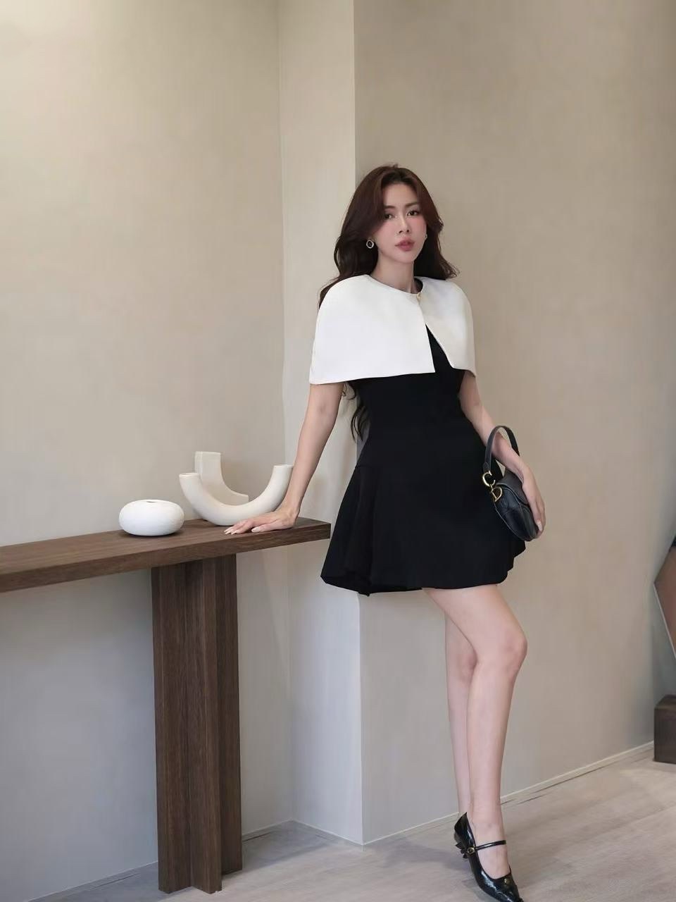 เดรสแขนกุดสีดำ แต่งดีเทลสไตย์เสื้อคลุมและติดอ่ะไหล่สีทองติดกะชุด ตีตะเข็บหน้าและหลัง อกเสริมฟองน้ำ ชายกระโปรงจับจีบบานออก ซิปหลังช่อน มีชับในตัว สวยหรู ดูแพง สุดๆ ห้ามพลาดนะคะ