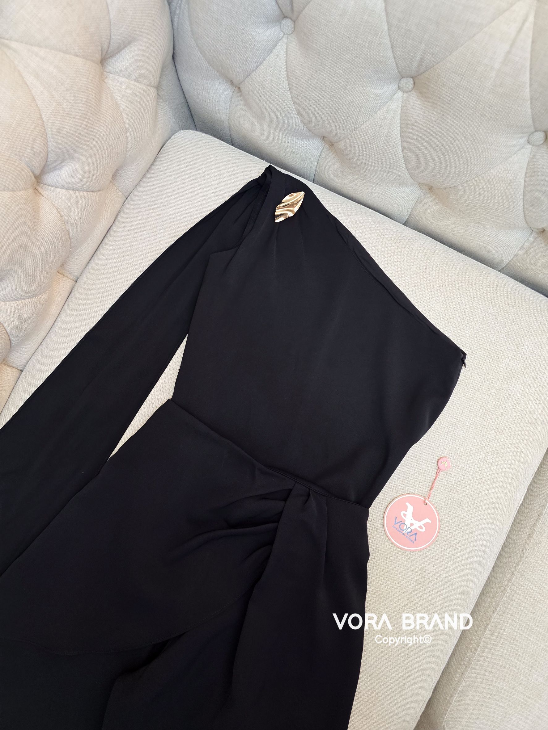 Set เสื้อไหล่เดียวแต่งผ้าสไบยาว แต่งเข็มกลัดช่วงไหล่ แมทช์กับกางเกงขายาวทรงสวยเข้าชุด มีน้ำหนักทิ้งตัว เนื้อผ้าดีเเป็นทรงซับในทั้งชุดค่ะ... ใส่ออกมาแล้วเป๊ะเว่อร์ แพทเทรินเนี๊ยบสุดๆ สามารถใส่ได้ในทุกโอกาสเลยค่า