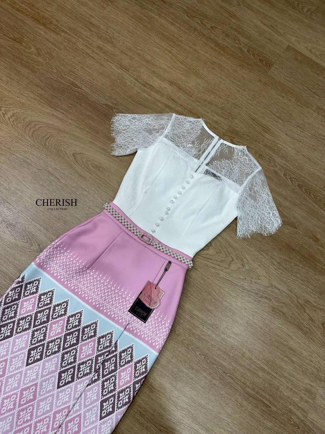 สุด Hot เซ็ทชุดไทย 3 ชิ้น ตัวเสื้อลูกไม้ซีทรูด้านบน พร้อมซับใน เกาะอกด้านในตกแต่งกระดุมพร้อมผ้าถุงสำเร็จพิมพ์ลายไทยสุดเก๋เนื้อผ้าอย่างดี มาพร้อมเข็มขัดมุกสุดหรู จะใส่เข้าพิธีสำคัญ งานบุญ งานมงคลสมรส จะไปงานไหนรับรองเด่นสุดๆเลยค่า💕