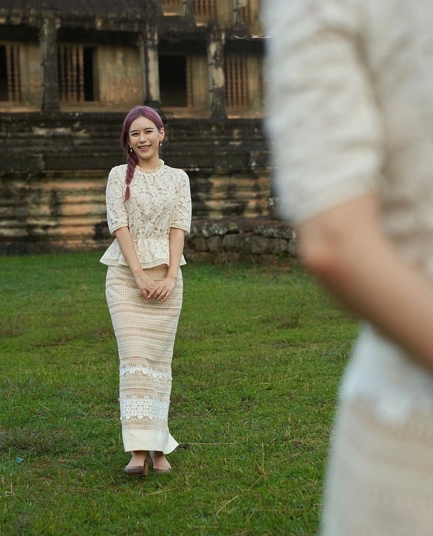 เซ็ตเสื้อลูกไม้ฉลุสีครีม มาคู่กับกระโปรงลูกไม้ผ้าถุงตัวยาว แพทเทิ้นสวยมากค่า สวยหรู ดูแพงมากๆค่ารุ่นนี้ไม่มีผิดหวังแน่นอน ใส่vacayถ่ายรูปกับแก๊งค์เพื่อนๆไม่มีผิดหวังเลยค่า ห้ามพลาดเลยน้าตัวนี้