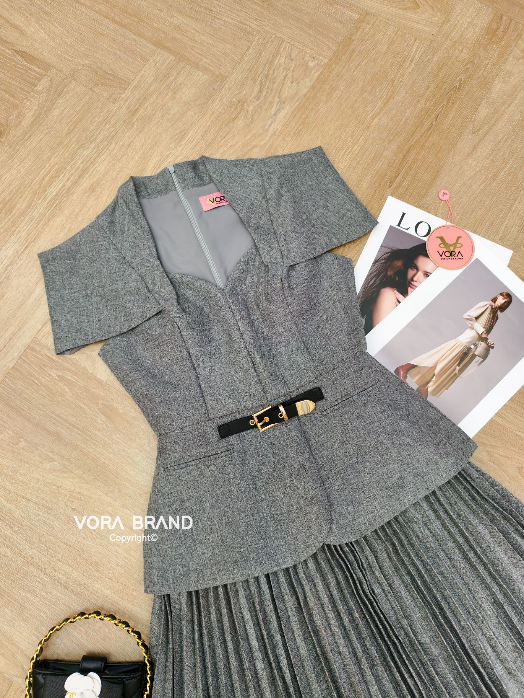 Set เสื้อแขนสั้นคอเหลี่ยม แต่งเข็มขัดช่วงเอว แต่งกระเป๋า แมทช์กับกระโปรงยาวอัดพลีททั้งตัวสวยมากค่ะ เนื้อผ้าหนา มีน้ำหนักทิ้งตัวสวย มีซับในทั้งชุดค่ะ ใส่ออกมาเป็นทรงสวยสุดๆค่า ... แพทเทรินเนี๊ยบสุดๆ สามารถใส่ได้ในทุกโอกาสเลยค่า