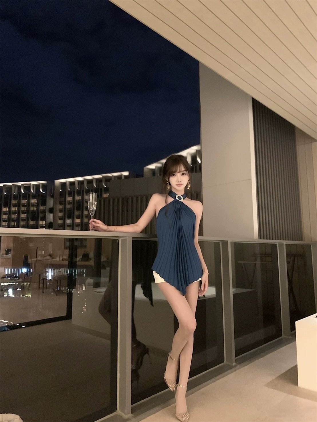 ||| GB SHOP ||| 5230# เสื้ออัดพลีท คล้องคอ แต่งเพชรด้านหน้า เนื้อผ้าดี งานสวย