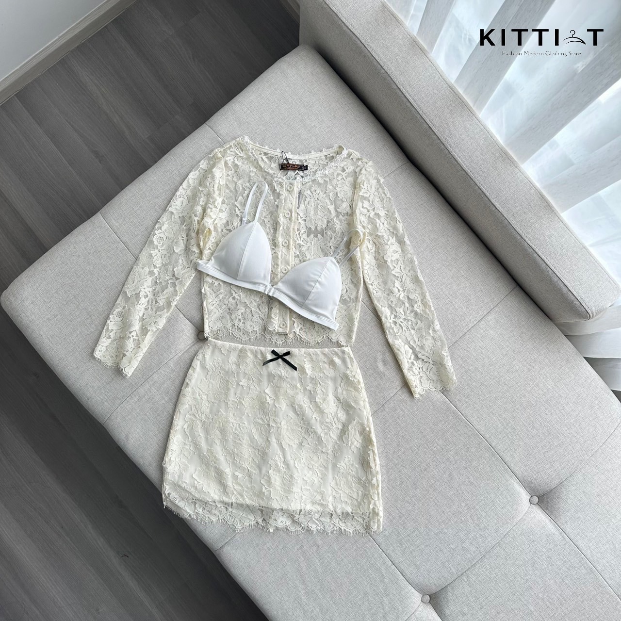 Set (3) ชิ้น เสื้อ+บรา+กระโปรง ความลูกไม้ที่แท้ทรู สวยหวานละมุน และ แฟงไปด้วยความน่ารัก เสื้อตัวนอกเป็นผ้าลูกไม้แขนยาว ตัวในเสื้อบรา มีฟองน้ำ กระโปรง ทรงสวยมาก รุ่นนี้ผ้าดี kawaii