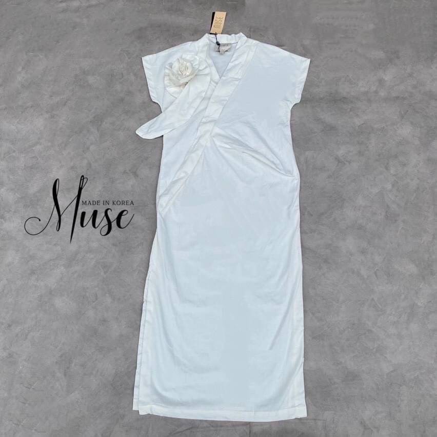 : เดรสตัวยาวสีขาวคอวี ช่วงอกแต่งดอกไม้สีขาวเพิ่มความโดดเด่น ตัวชุดเป็นทรงปล่อยๆ สาวๆที่มองหาชุดเรียบๆแต่ไม่ทิ้งความโดดเด่นต้องรุ่นนี้เลยค่า