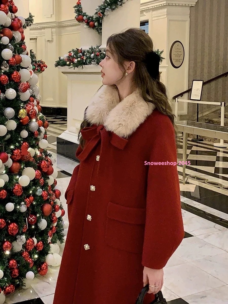 Winter Look ที่ทำให้คุณดูแพงแบบไม่ต้องพยายาม เสื้อโค้ทผ้าวูลพร้อมปกขนเฟอร์ สไตล์เฮปเบิร์นสุดคลาสสิค ผ้าทอหนา ไฮเอน ใส่แล้วอุ่นจริง ดีไซน์ทรงคุณหนู หรูหรา เก๋ไม่ซ้ำใคร ดีไซน์ทรงคุณหนู หรูหรา เก๋ไม่ซ้ำใคร มี 3 สีสุดชิค – เบจ | ดำ | ไวน์แดง ไม่ว่าจะใส่เดินเล