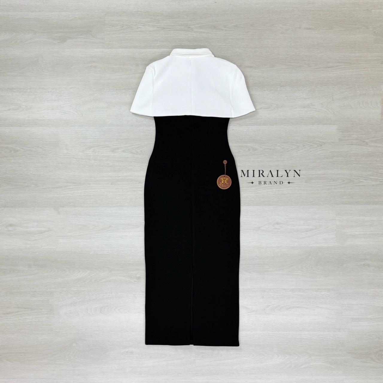 เดรสยาวสีดำพร้อมปกคลุมเสื้อคอปกสีขาวดีเทลกระดุมสีทองสวยมาก เดรสเข้ารูปแขนกุดทรงยาวผ่าด้านหลังอกมีฟองน้ำเสริมและซิปด้านหลัง งานเนื้อผ้าดีมาก การันตีงานคุณภาพ คัตติ้งประณีตใส่ใจทุกรายละเอียดของงาน