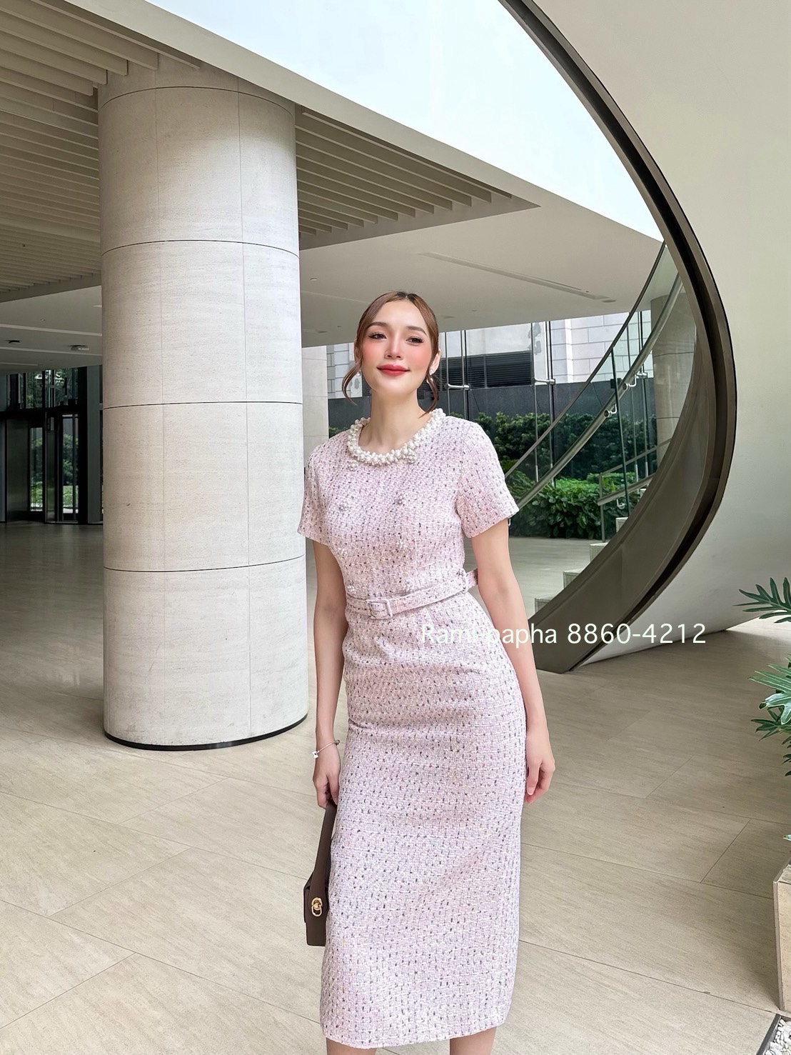 Label :: RAMI-PAPHA(รมิปภา) เดรสตัวยาว เนื้อผ้าทวีตโทนสีชมพู ทอผสมเส้นด้ายหลายแบบหลายสีสวยหรู ดีเทลคอแต่งอะไหล่มุกแซมเพรส สวยหรูโดดเด่น ด้านหน้าแต่งกระดุมสีเงินมุกล้อมเพ็ชร อกมีฟองน้ำจัดให้ทรงสวย ซับในอย่างดีทั้งตัว ชายกระโปรงด้านหลังผ่าขึ้น ซิปหลัง **เนื